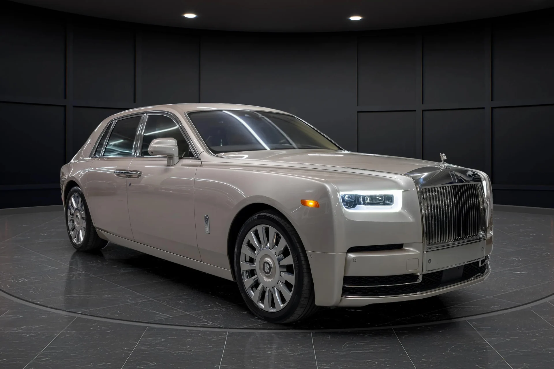 mph010_2405800484_897aa39b_d42c_46b9_a978_497f90a702ac_201920_Rolls_Royce20_Phantom2028_SCA_687_S59_KU_10466929_10_50c512cd5c