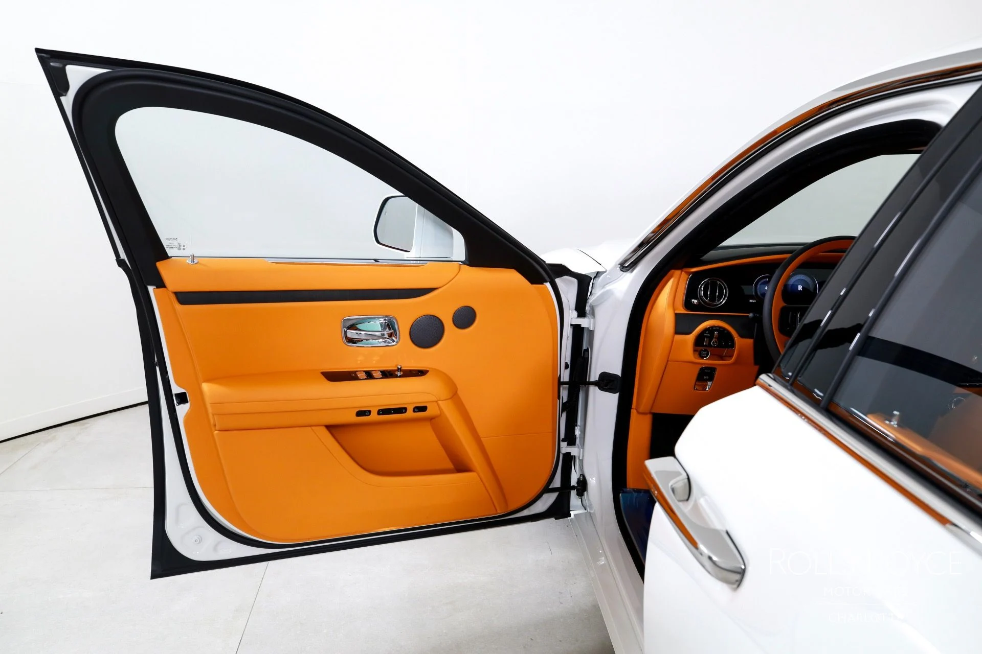 mph010_2421733611_Used_2025_Rolls_Royce_Ghost_1753298883_fe906930ff
