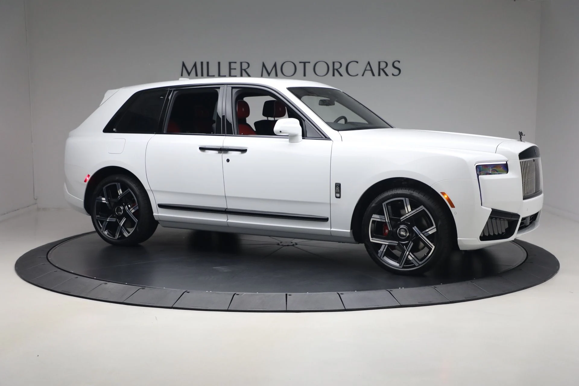 mph010_2432875252_New_2027_Rolls_Royce_Black_Badge_Cullinan_50d82b642d
