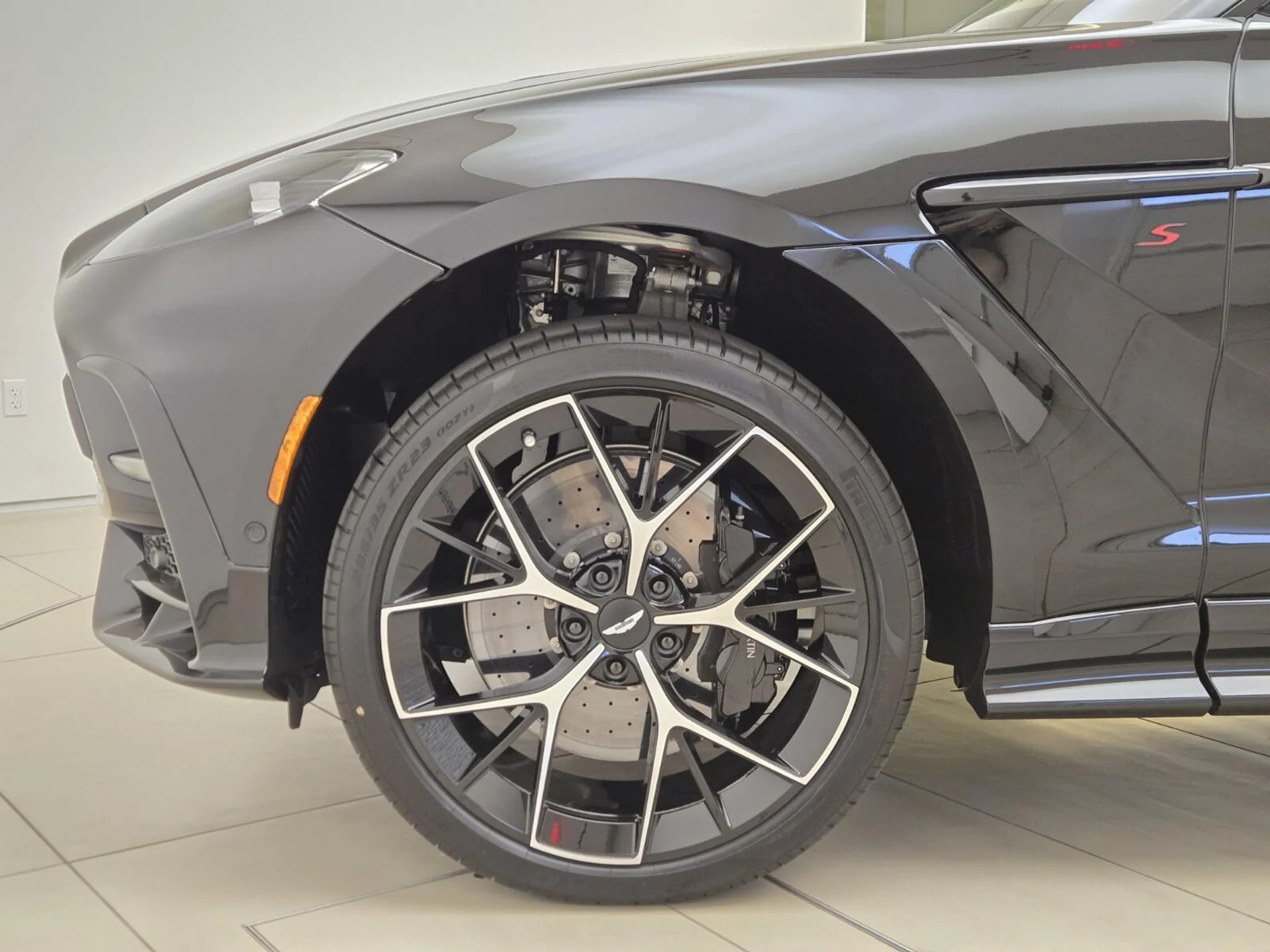 mph010_2435936326_New_2026_Aston_Martin_DBX_S_1776489471_6066600bc0