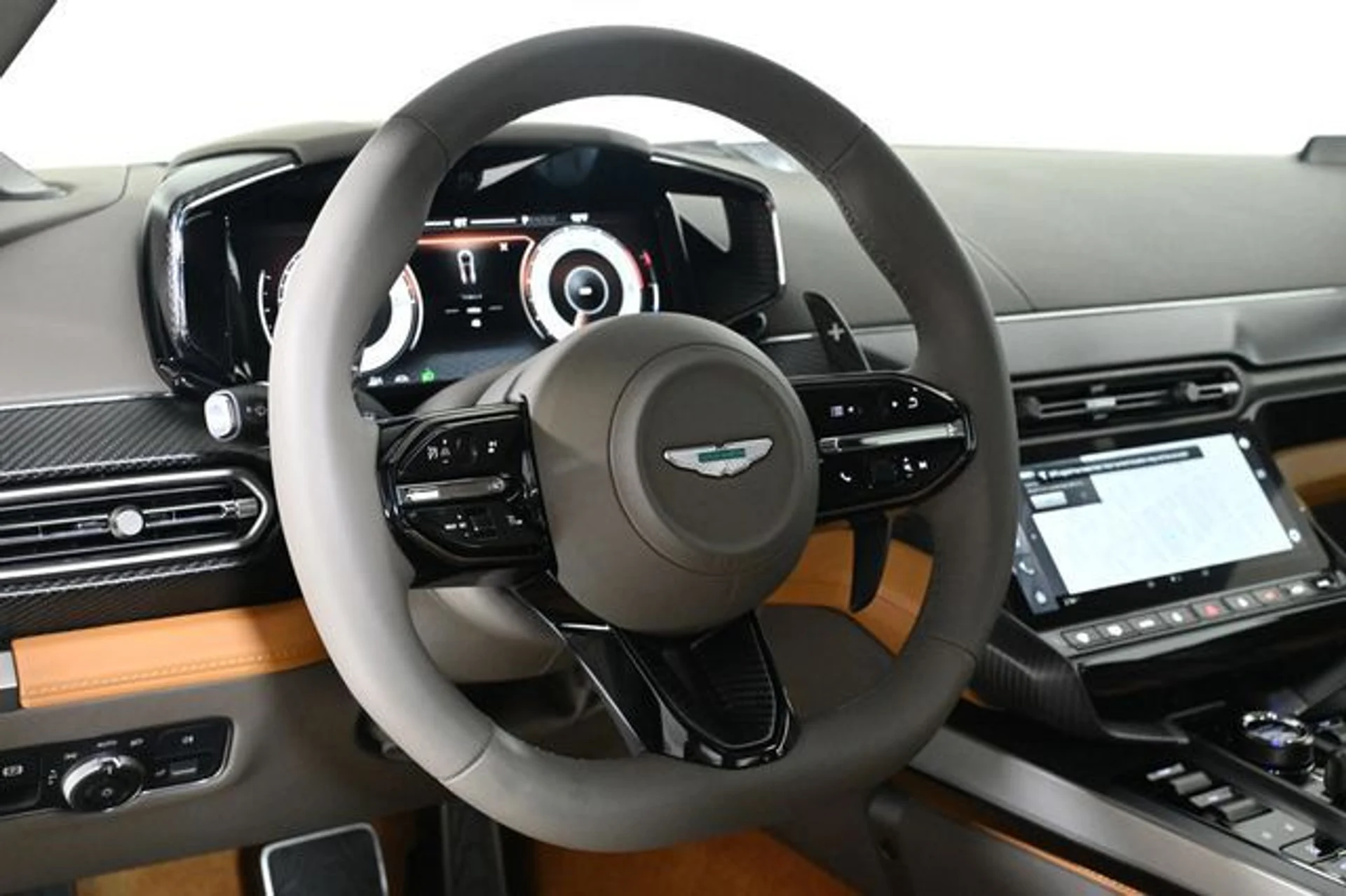 mph010_2468052797_new_2025_aston_martin_vanquish_coupe_11350_22897480_10_640_fffe1c7dea