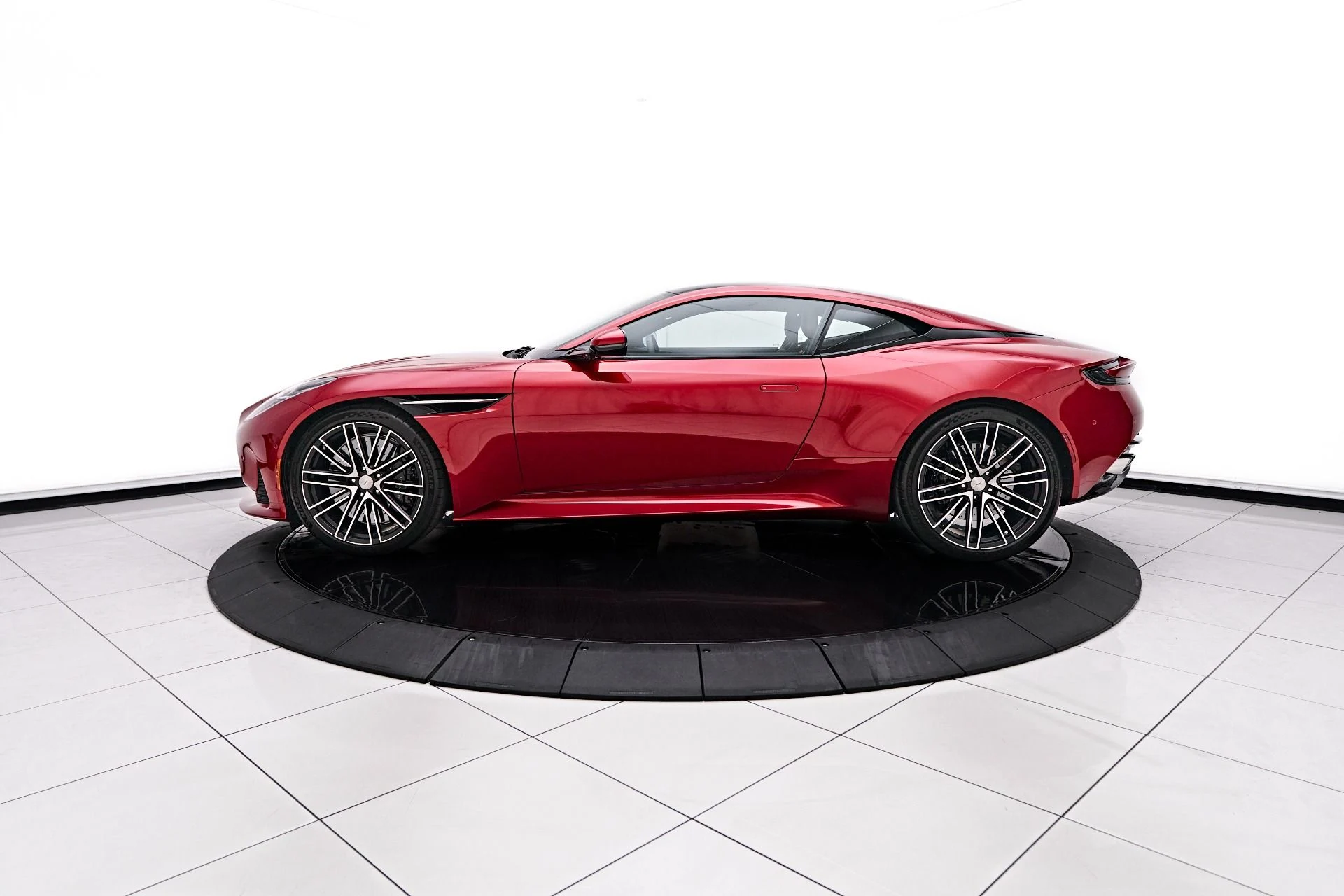 mph010_2469755590_Used_2024_Aston_Martin_DB_12_1756329442_794bd223da