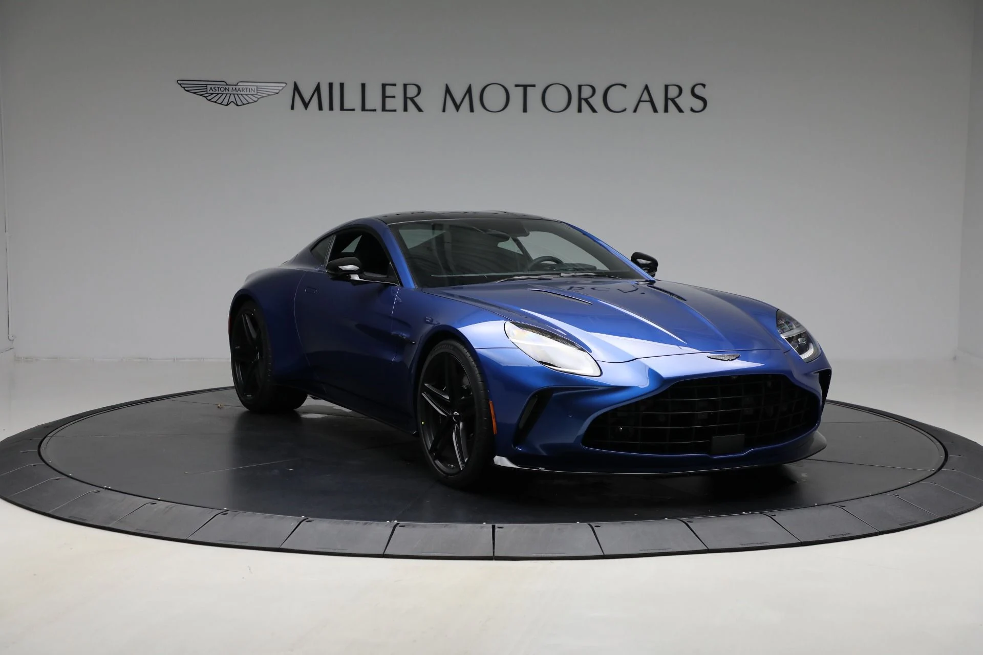 mph010_2484451848_Used_2025_Aston_Martin_Vantage_1744376528_ec8e3ddc4c