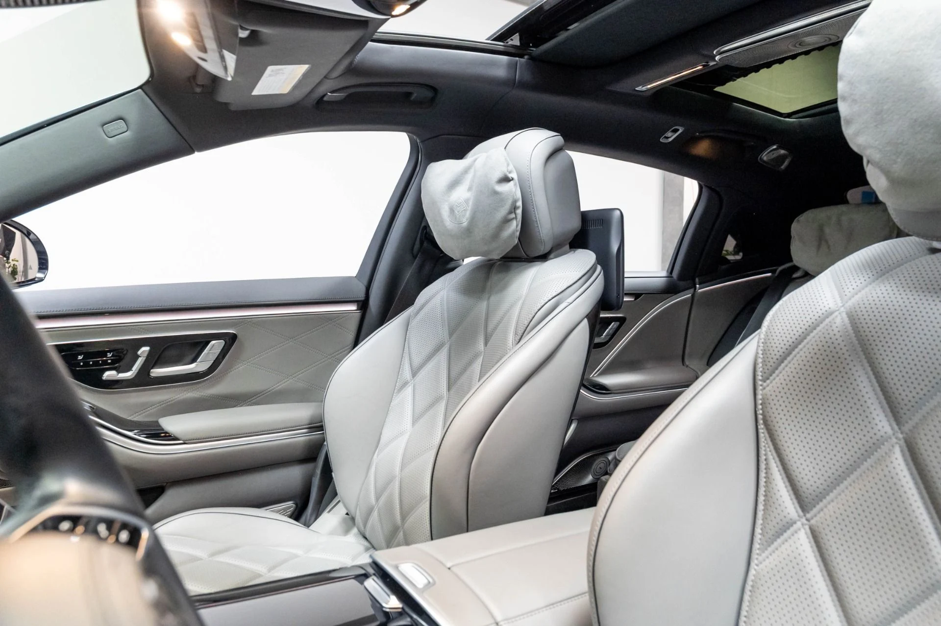 mph010_2489482335_Used_2024_Mercedes_Benz_S_Class_Maybach_S_680_4_MATIC_1777501614_2fc27b7578