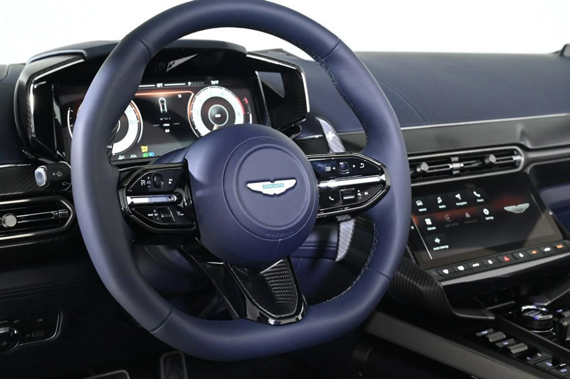 mph010_2491857954_new_2026_aston_martin_vanquish_volante_11350_22980293_10_1024_f3ce1af818