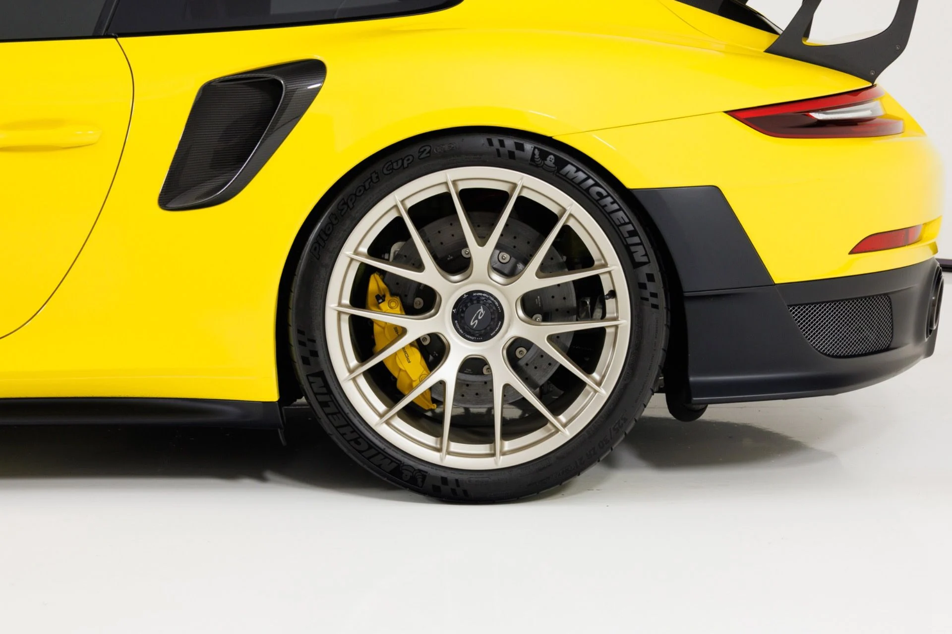 mph010_2526500034_Used_2018_Porsche_911_GT_2_RS_1787778673_decfe84941