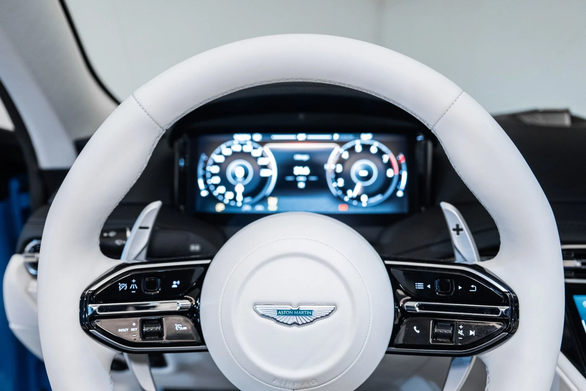 mph010_2528128749_Used_2025_Aston_Martin_DB_12_Volante_1741214270_6f069e20ff