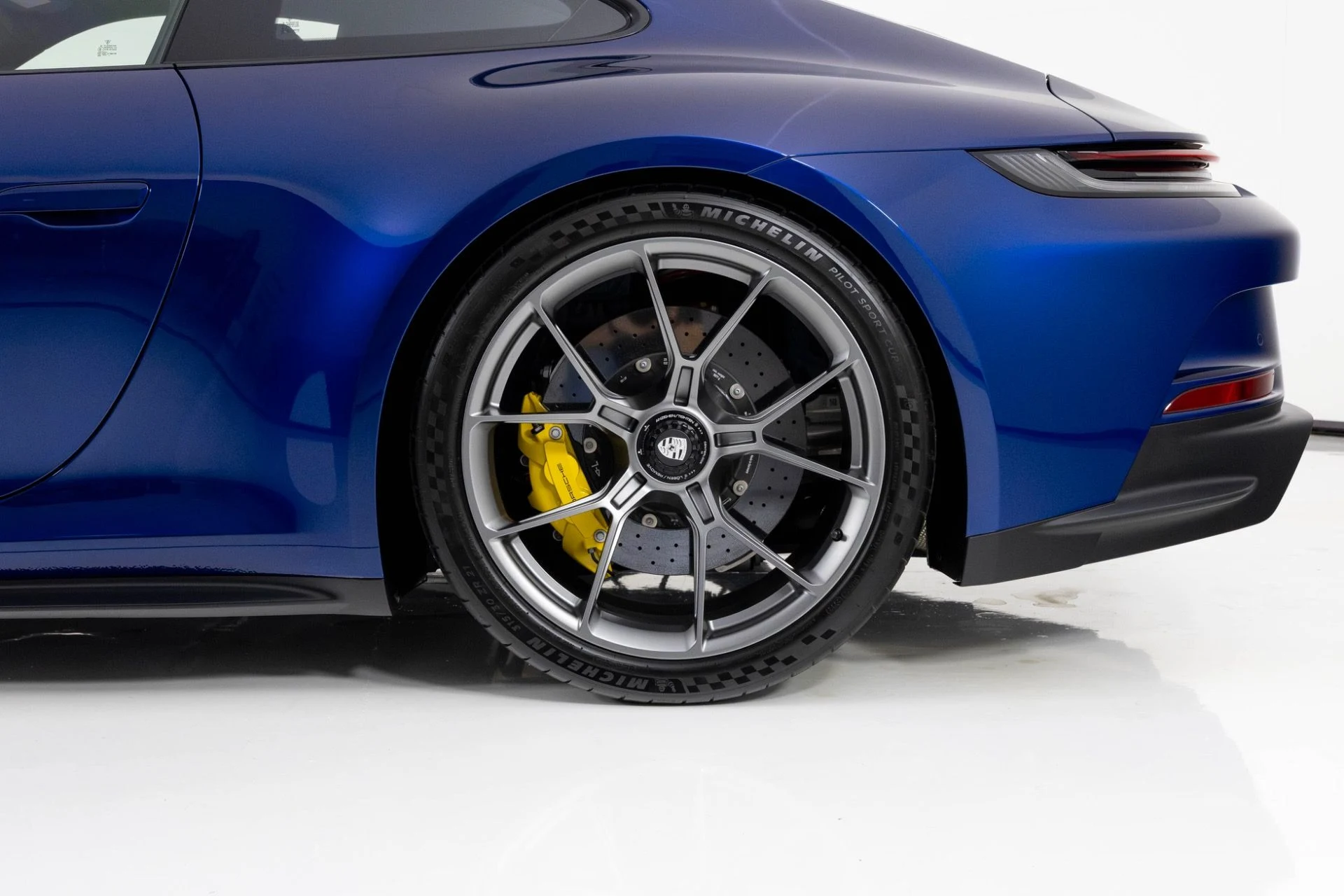 mph010_2551435572_Used_2022_Porsche_911_GT_3_Touring_1764706391_79136ef22f