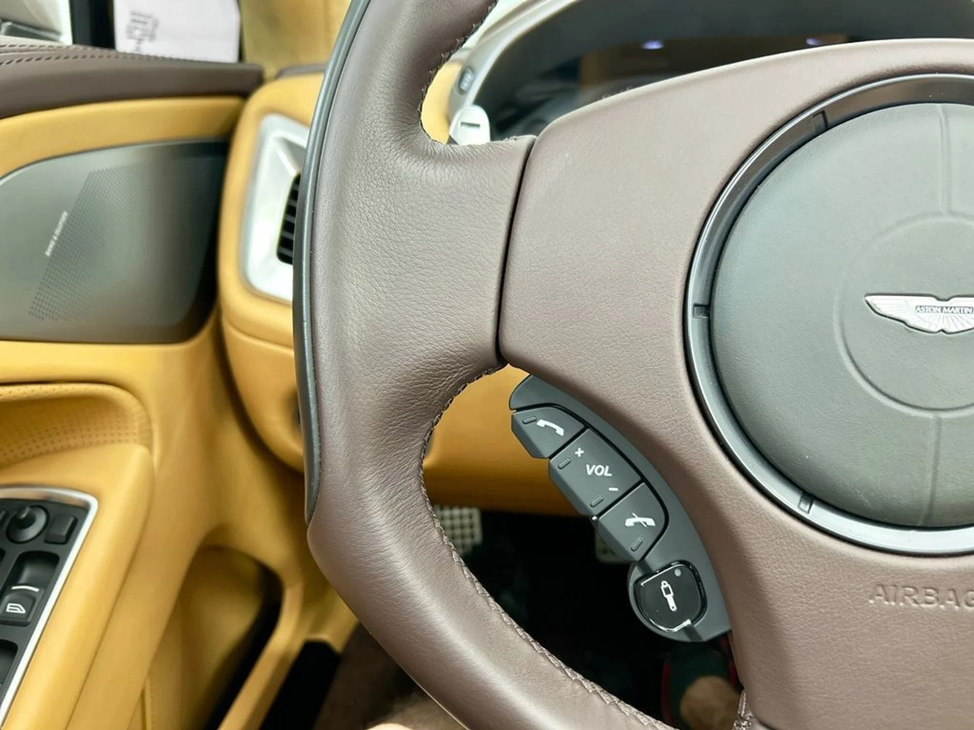 mph010_2554981599_used_2017_aston_martin_vanquish_volante_8119_22986074_11_1024_a29af45d46