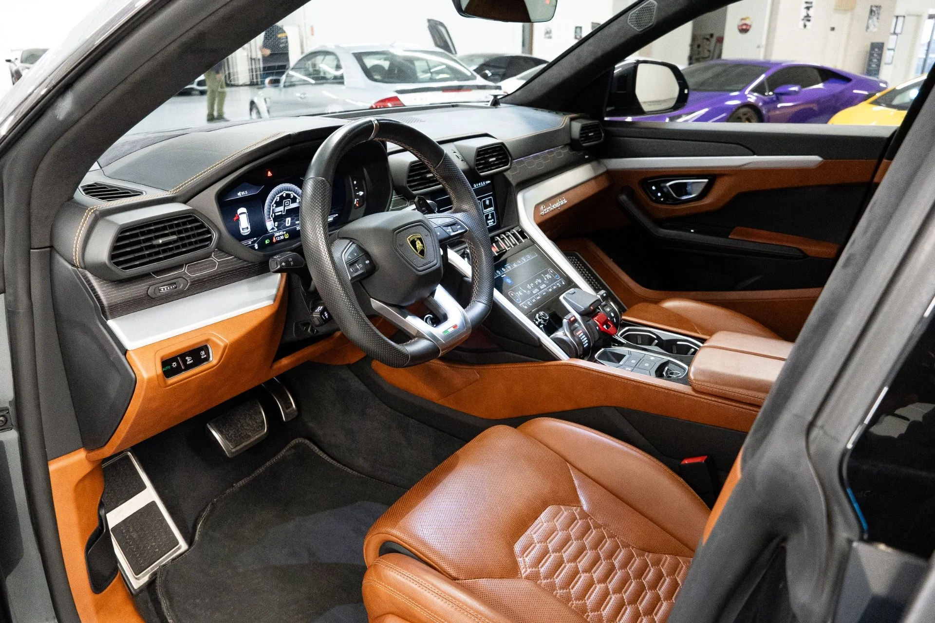 mph010_2561318827_Used_2019_Lamborghini_Urus_1770318658_d7caecdd6d