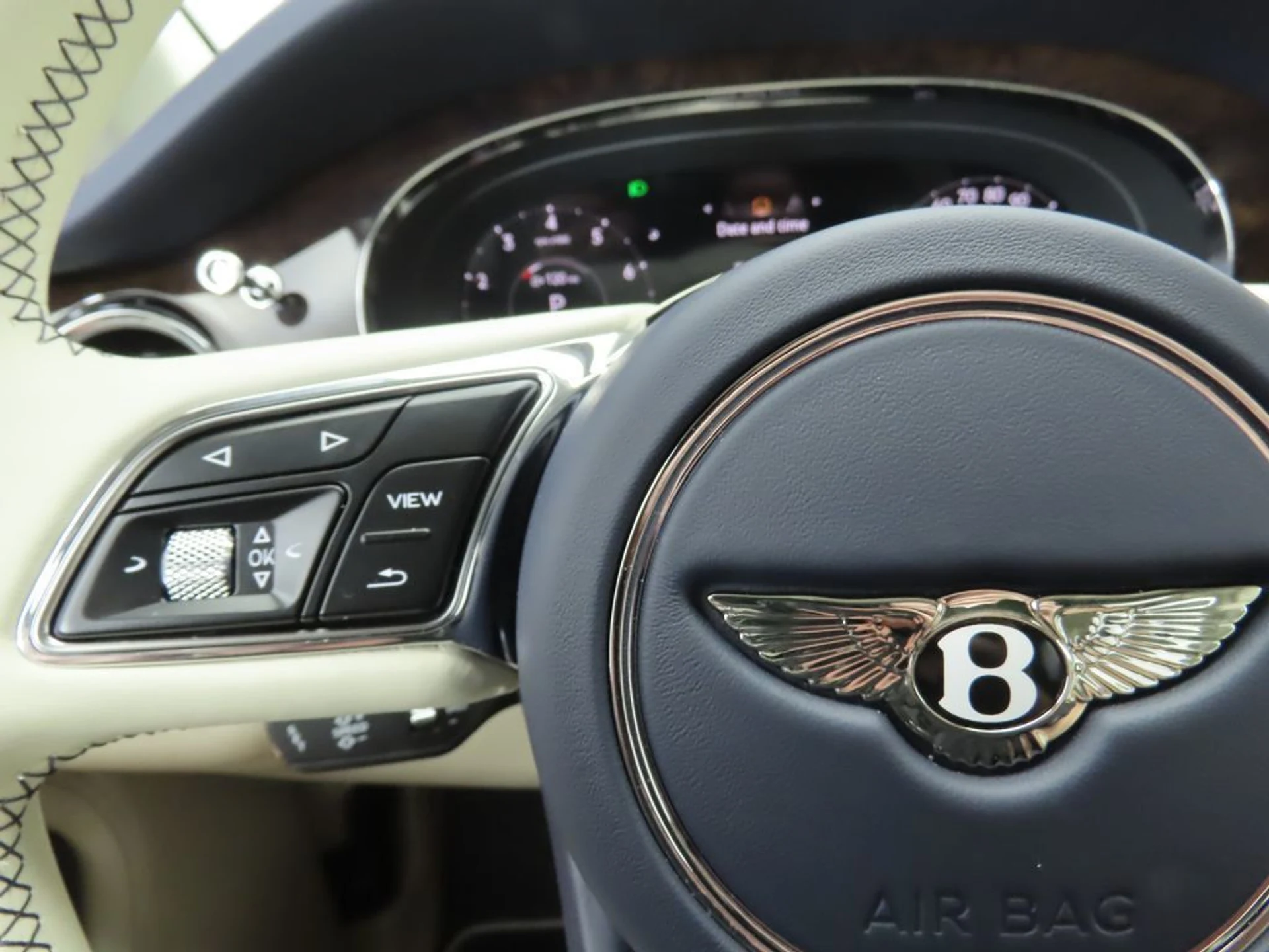 mph010_2586807429_new_2026_bentley_bentayga_8119_22957668_11_1024_c91b90040e