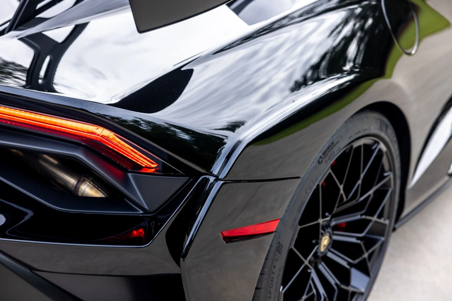 mph010_2605189109_Used_2021_Lamborghini_Huracan_STO_1781723231_1d26f7fec4