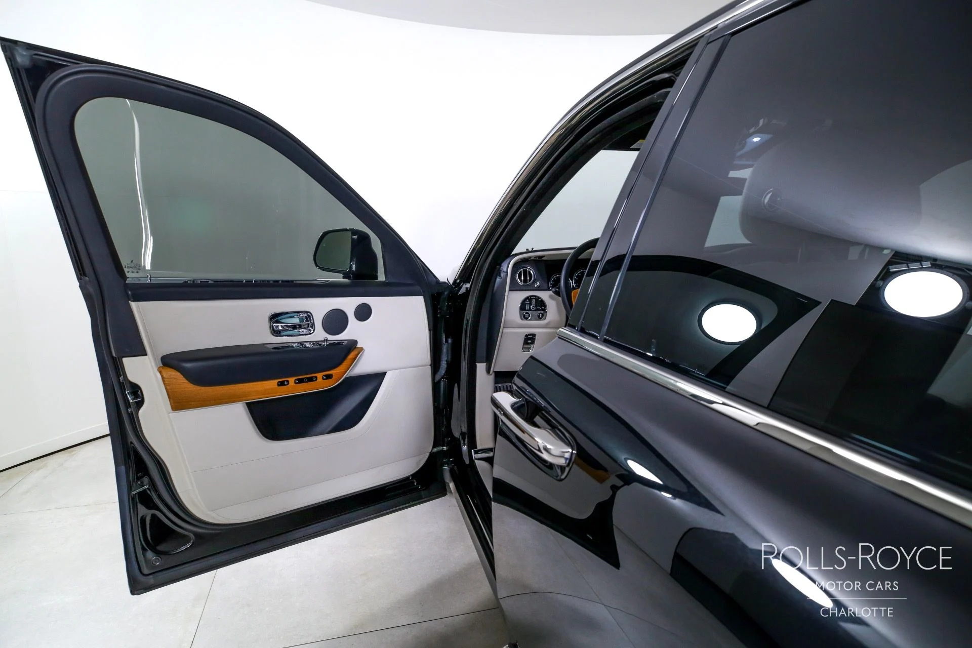 mph010_2607558312_Used_2019_Rolls_Royce_Cullinan_1754411729_5544f45234