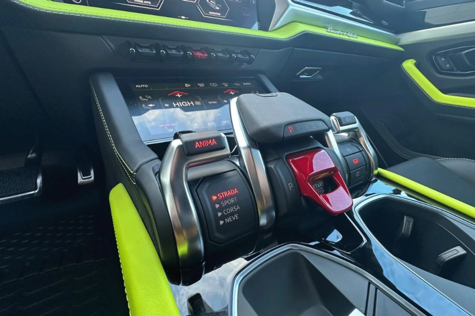 mph010_2616770025_Used_2025_Lamborghini_Urus_SE_1770899583_d8be66d908