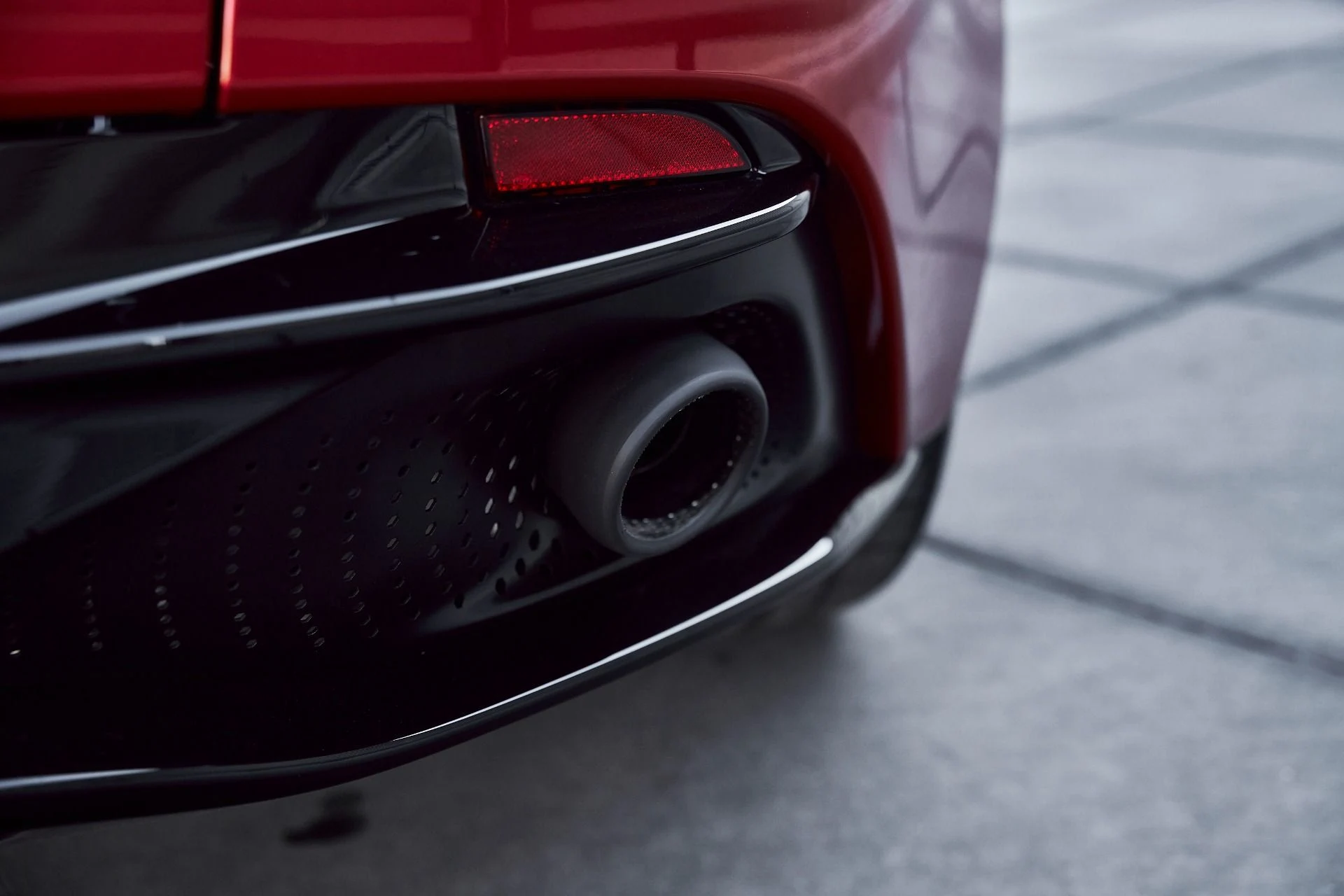 mph010_2617853990_Used_2024_Aston_Martin_DB_12_1767839991_22ecf5e313