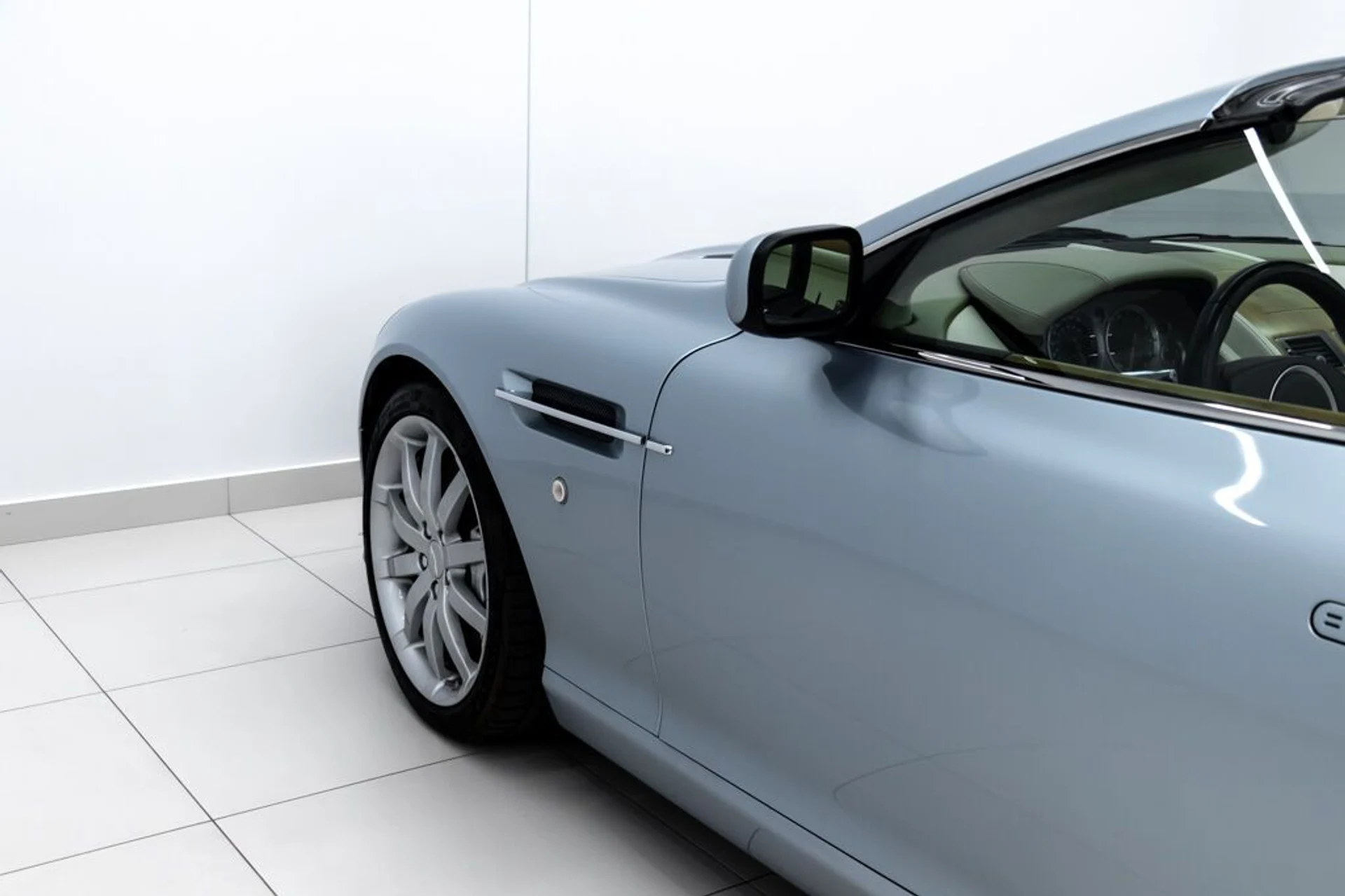mph010_2618160969_aston_martin_db9_2005_jpg_v_1754355020_46caf93ca3