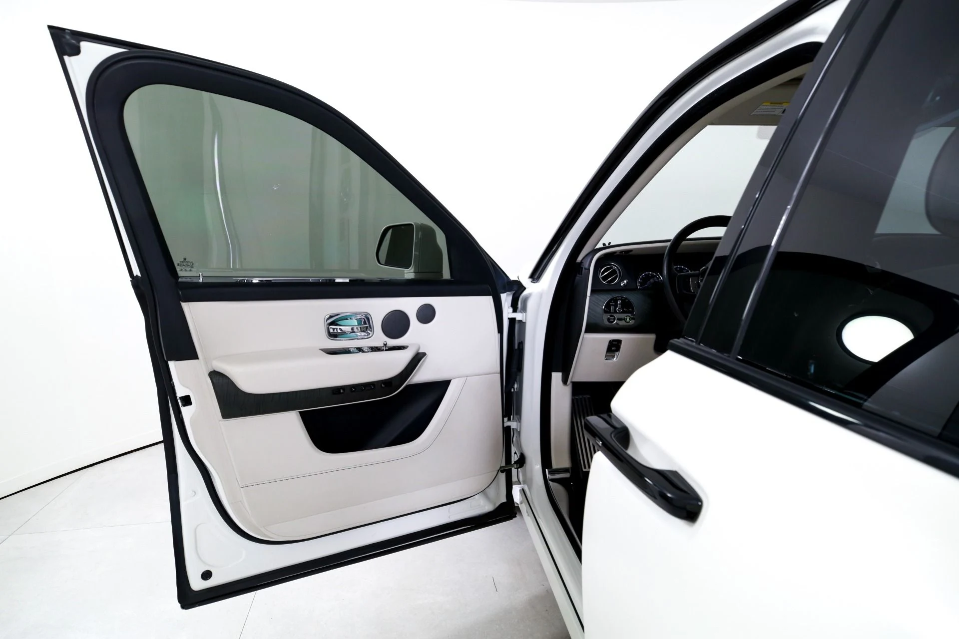 mph010_2659027579_Used_2020_Rolls_Royce_Cullinan_1772228015_5abfb506c0