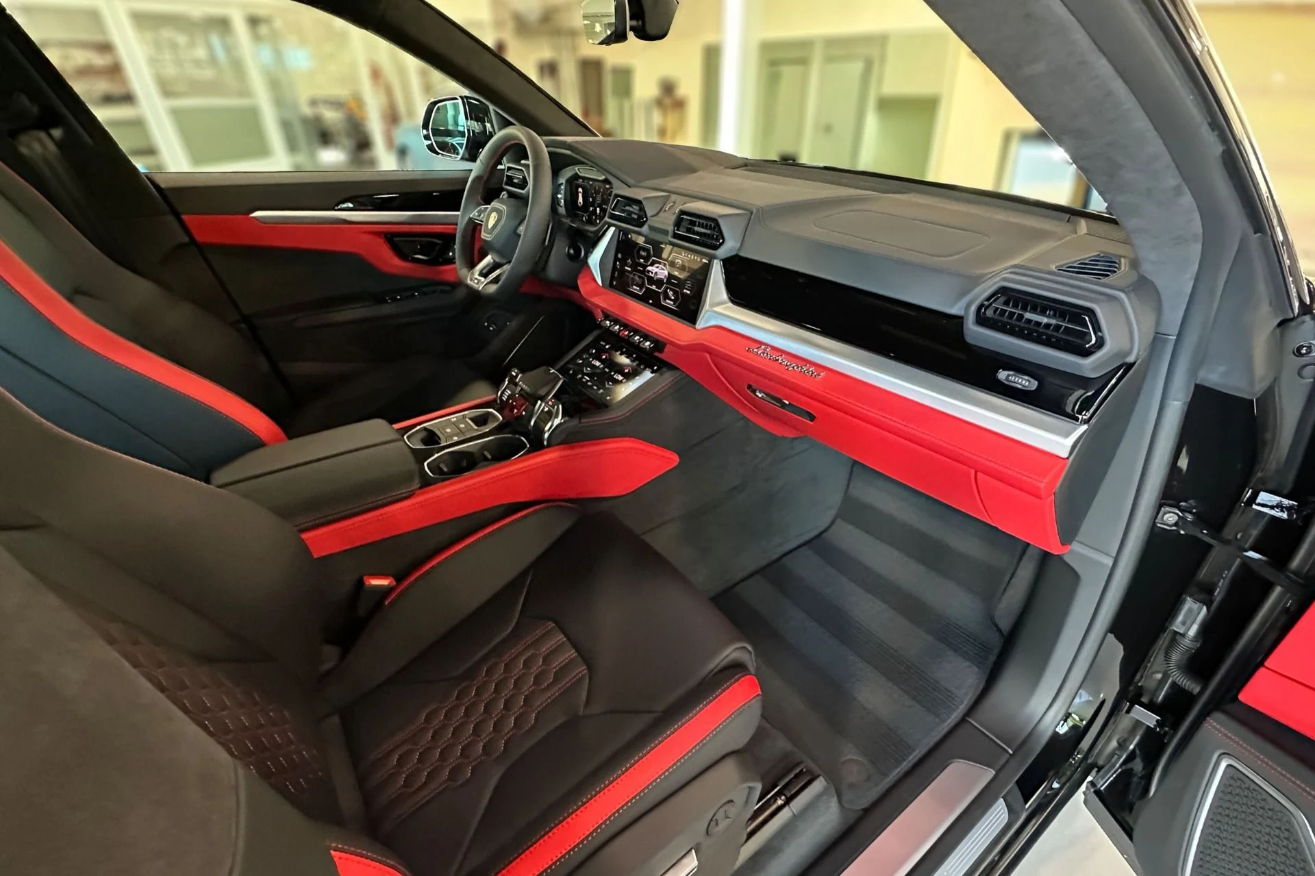 mph010_2680484884_New_2026_Lamborghini_Urus_SE_1791809466_58112f9037