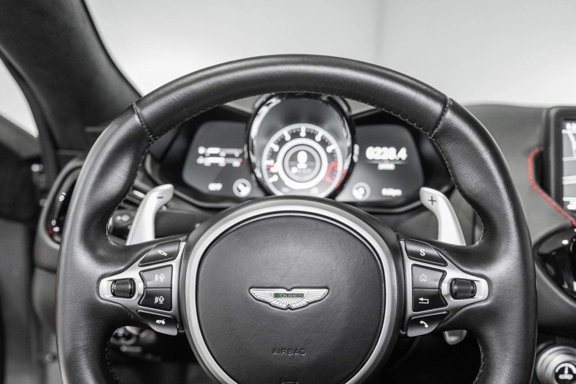 mph010_2695331965_Used_2019_Aston_Martin_Vantage_1779799907_5452314411