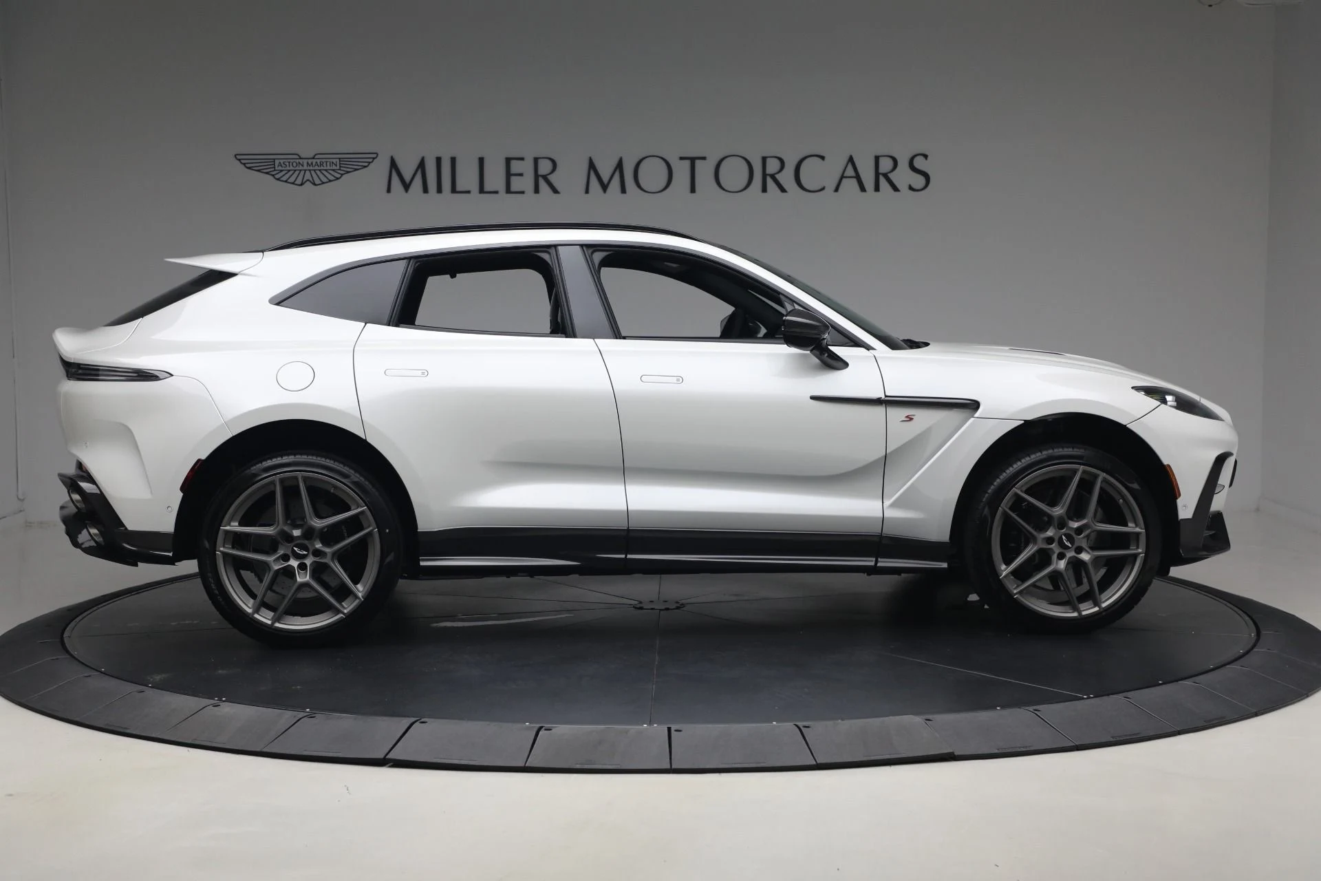 mph010_2728308597_New_2026_Aston_Martin_DBX_S_1779888036_ebcbd3ac4c