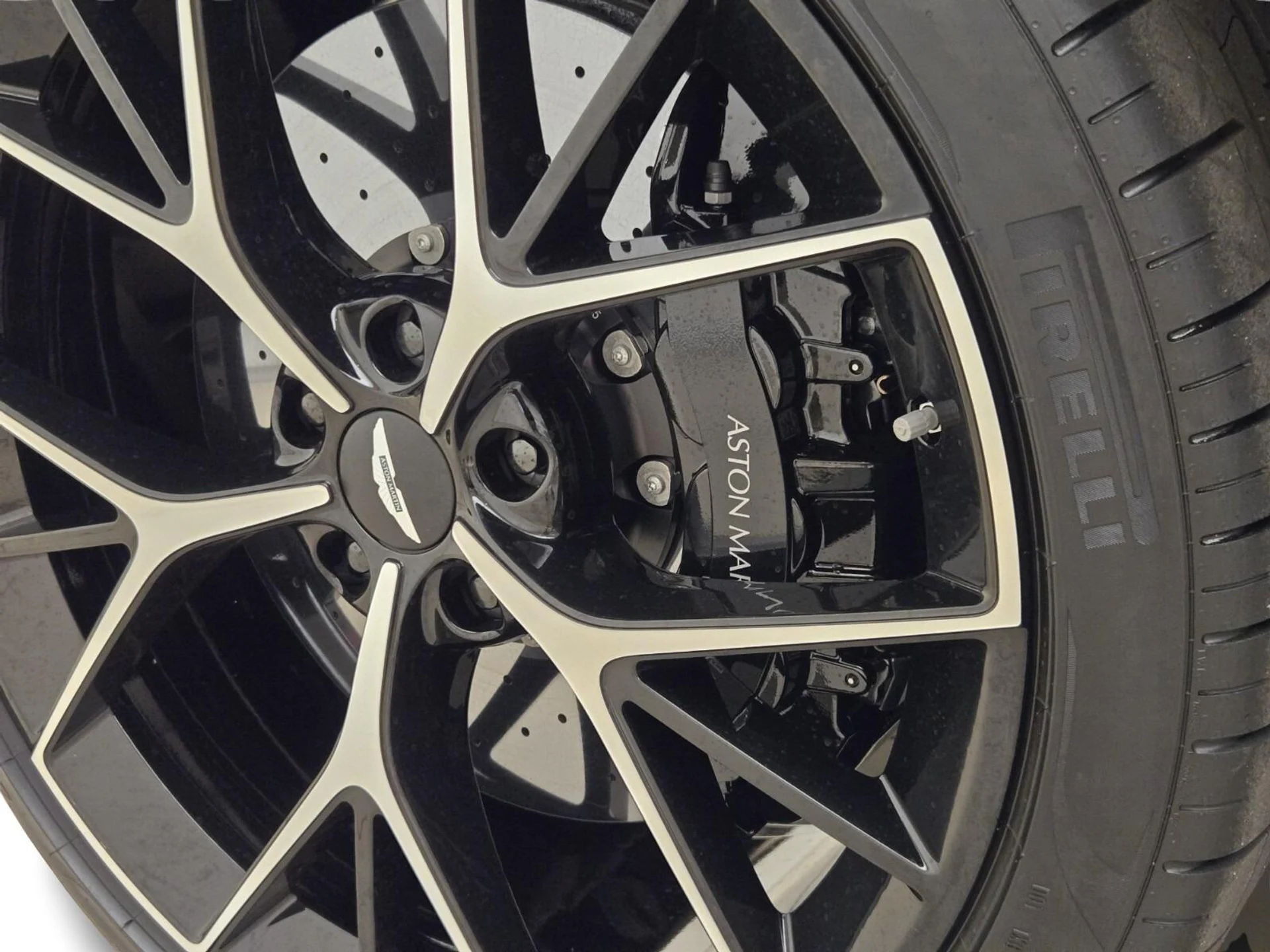mph010_274039147_New_2026_Aston_Martin_DBX_707_1761371586_eb3b6f1909