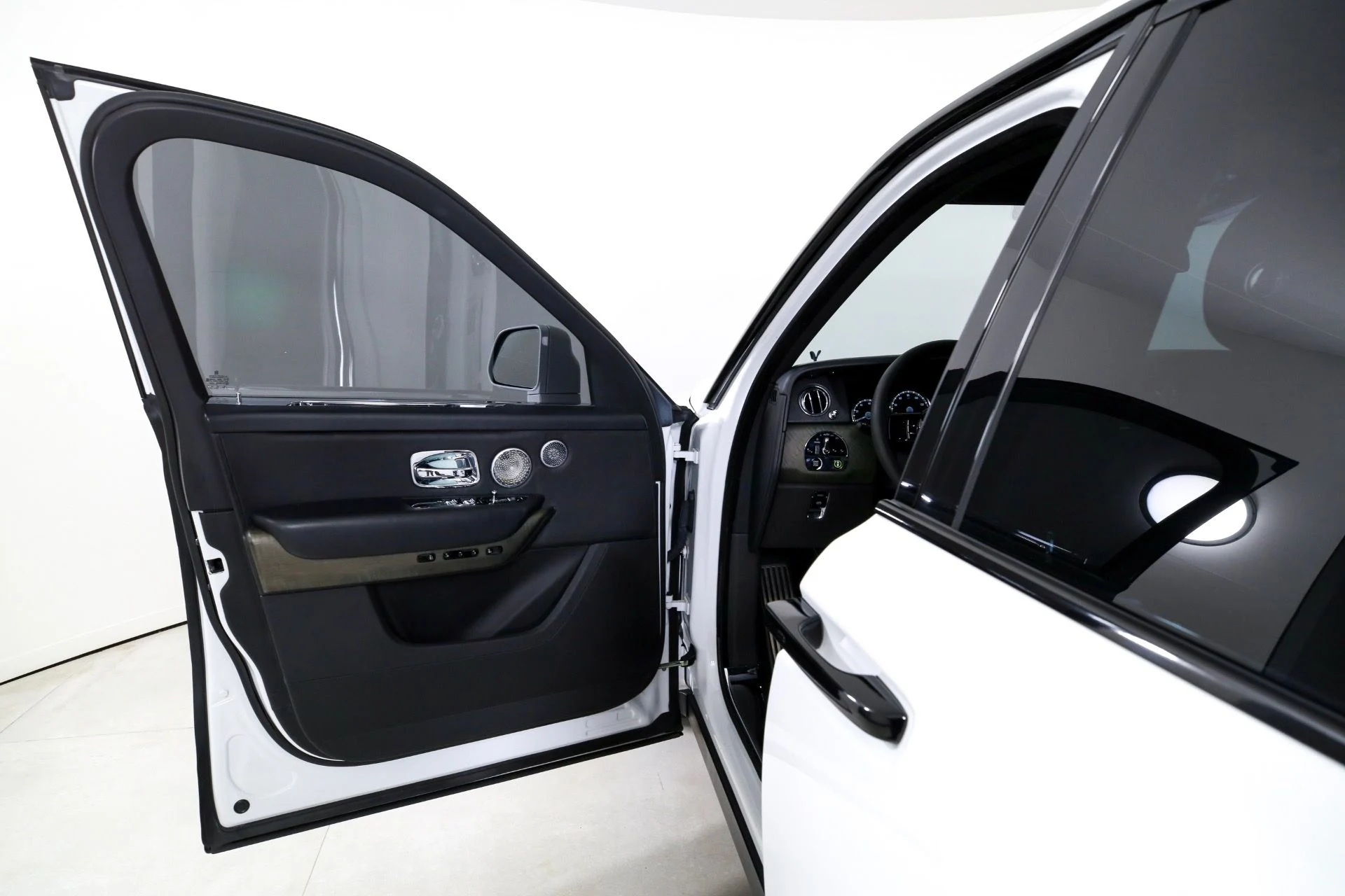 mph010_274059756_Used_2019_Rolls_Royce_Cullinan_1753469692_8e7b4a10b9