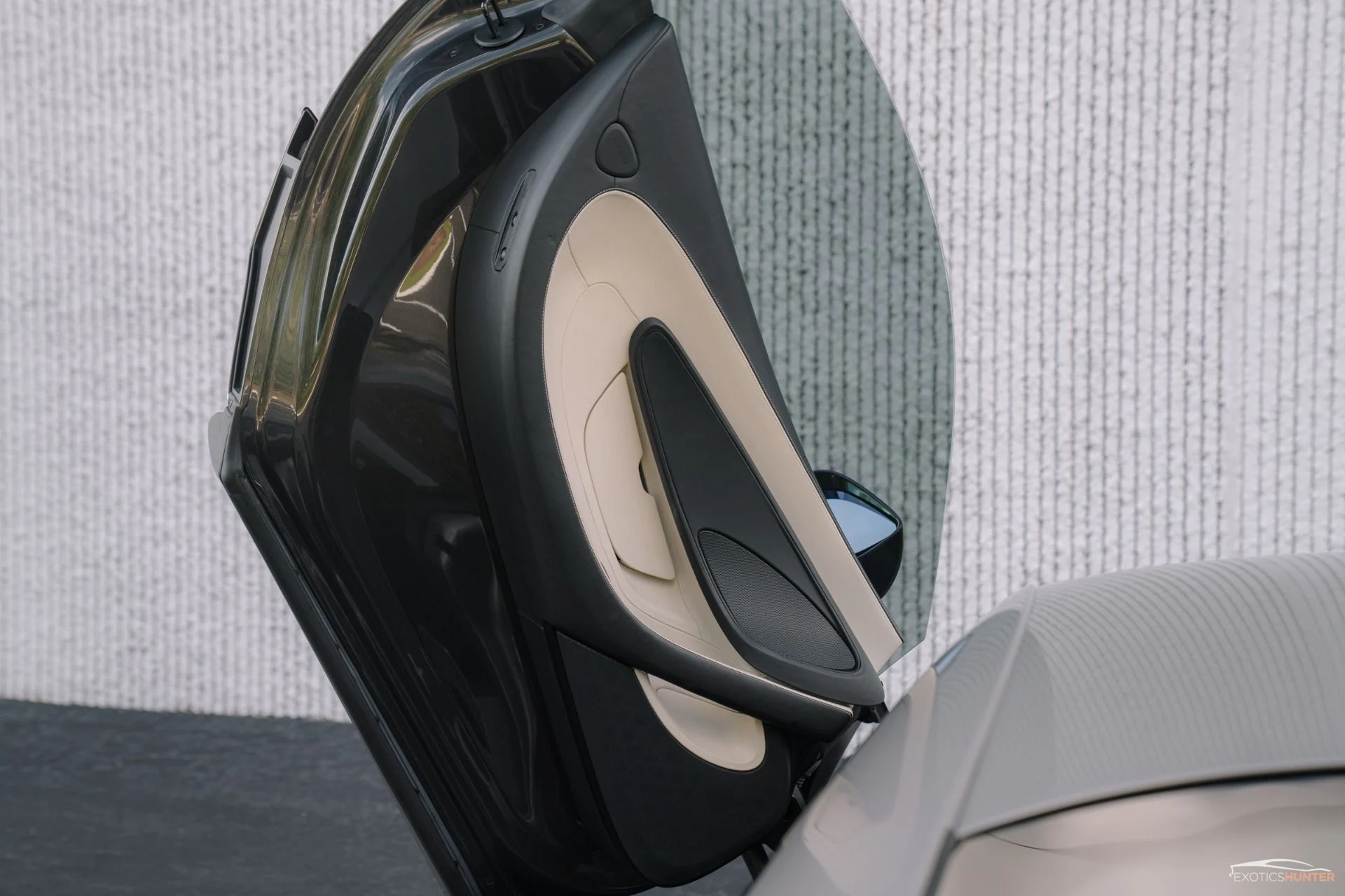 mph010_2743890220_Used_2016_Mc_Laren_570_S_in_Blade_Silver_w_Exterior_Carbon_1761343757_352a179ec2