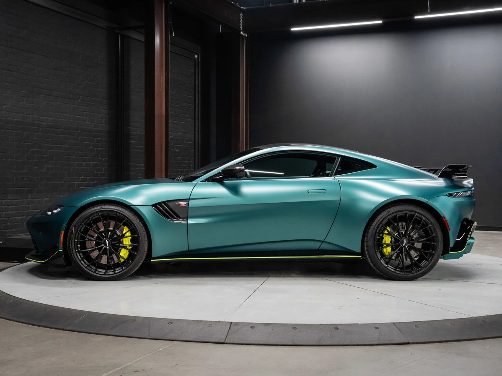 mph010_2755008471_aston_martin_vantage_2023_c8ffd9edf8