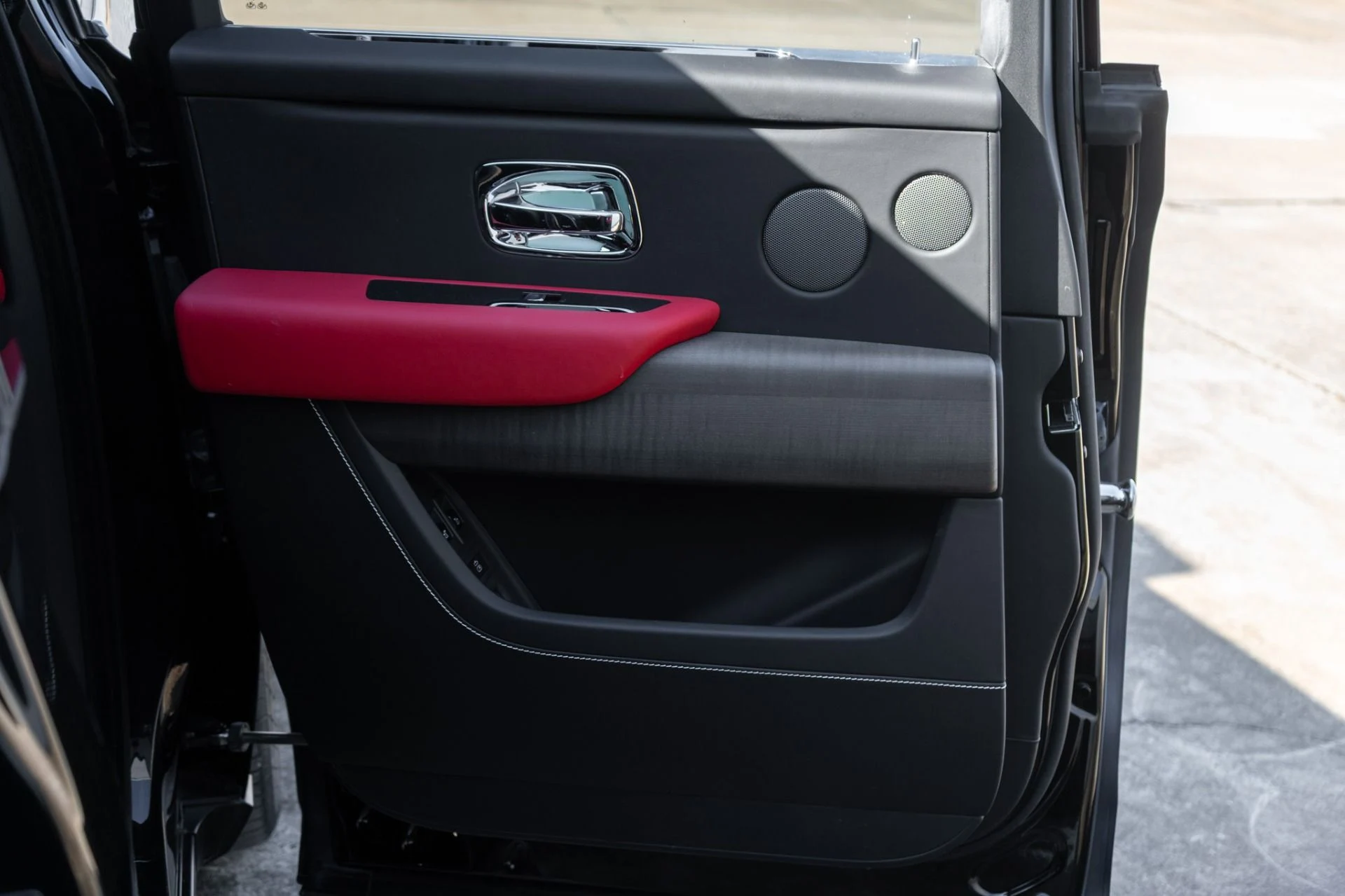 mph010_2760233329_Used_2023_Rolls_Royce_Cullinan_1765314803_e2bd2cdcc0