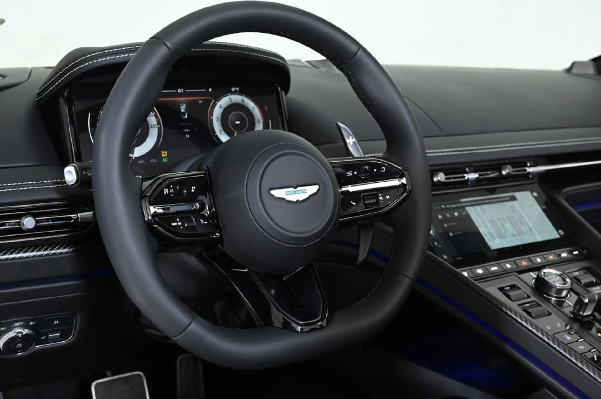 mph010_2772058554_new_2026_aston_martin_db12_volante_11350_22900946_10_1024_530f96665f