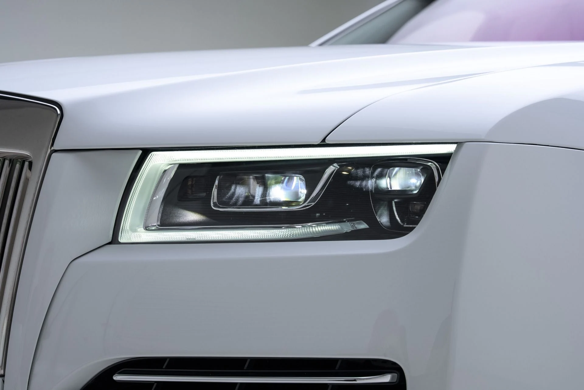 mph010_2784178046_Used_2022_Rolls_Royce_Ghost_1775153205_aae81e98cf