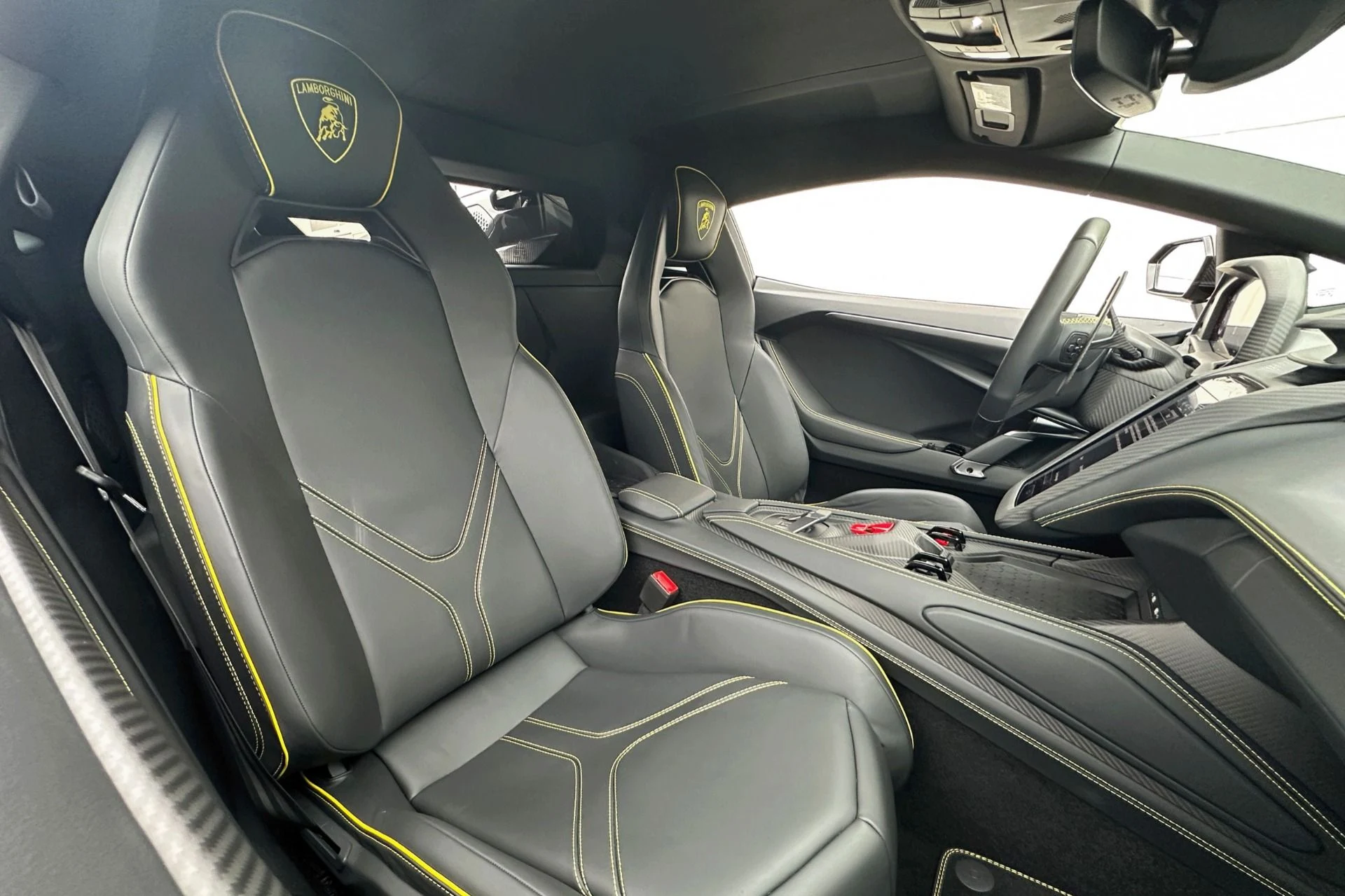 mph010_2809615511_Used_2025_Lamborghini_Revuelto_1769640696_9ea195989a