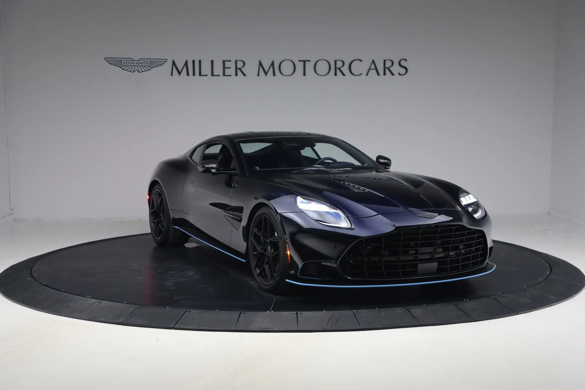 mph010_2837475749_Used_2025_Aston_Martin_Vanquish_1771024271_48fdecb97b