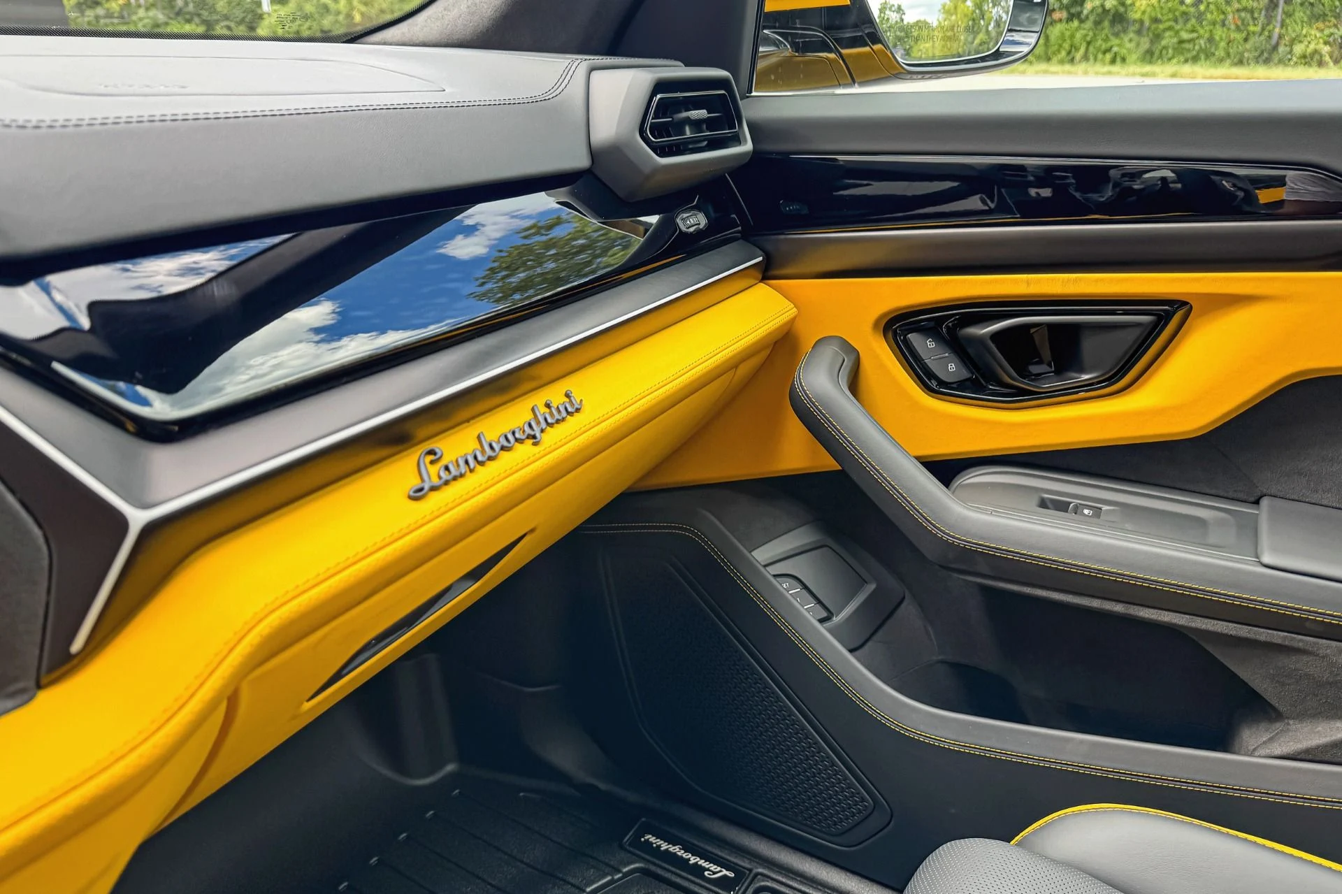 mph010_2858275541_Used_2025_Lamborghini_Urus_SE_1756898683_1a4146ecf8