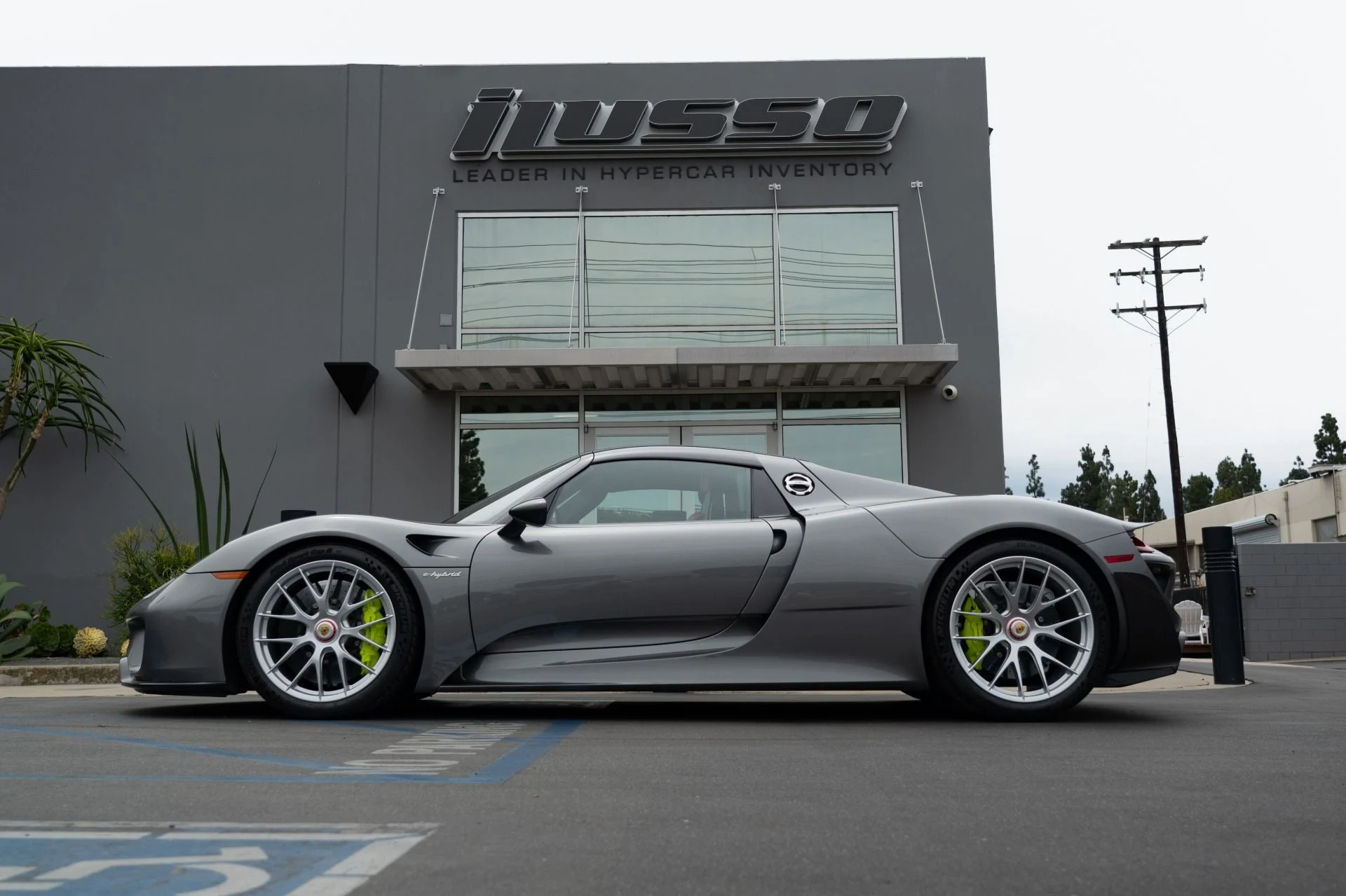 mph010_2884590142_Used_2015_Porsche_918_Spyder_1756496999_d87b6ff43f