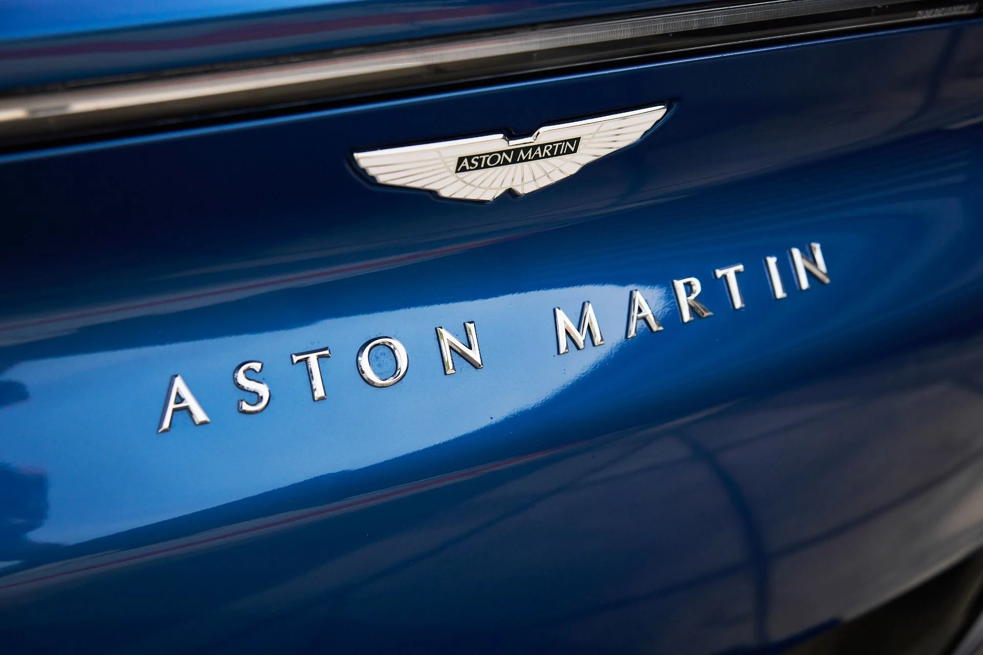 mph010_2891420022_Used_2023_Aston_Martin_DBX_707_1762900309_eec824e42a