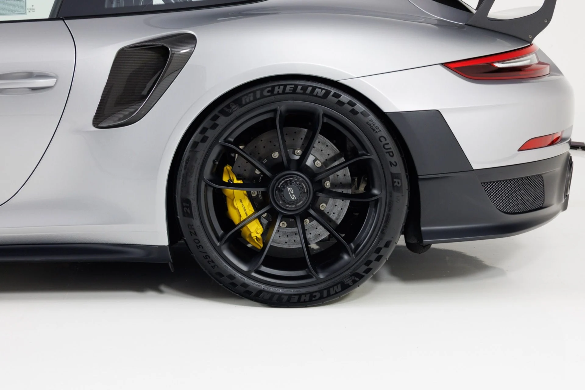 mph010_2900298570_Used_2018_Porsche_911_GT_2_RS_1791916169_5bbe2dec47