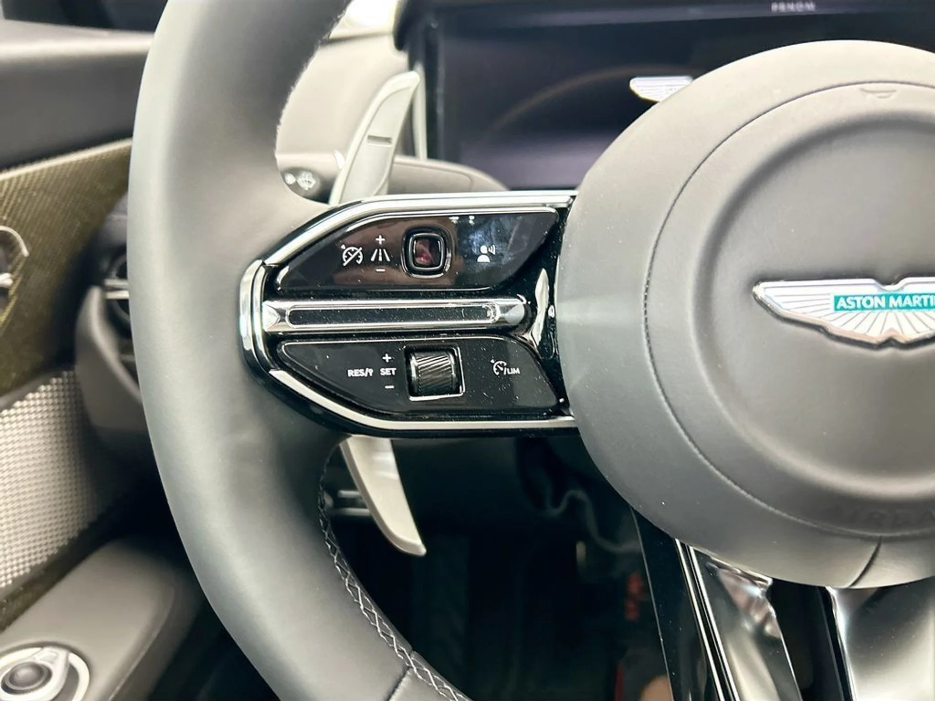 mph010_2902670200_used_2026_aston_martin_db12_coupe_8119_22986073_11_1024_5d0416abc2