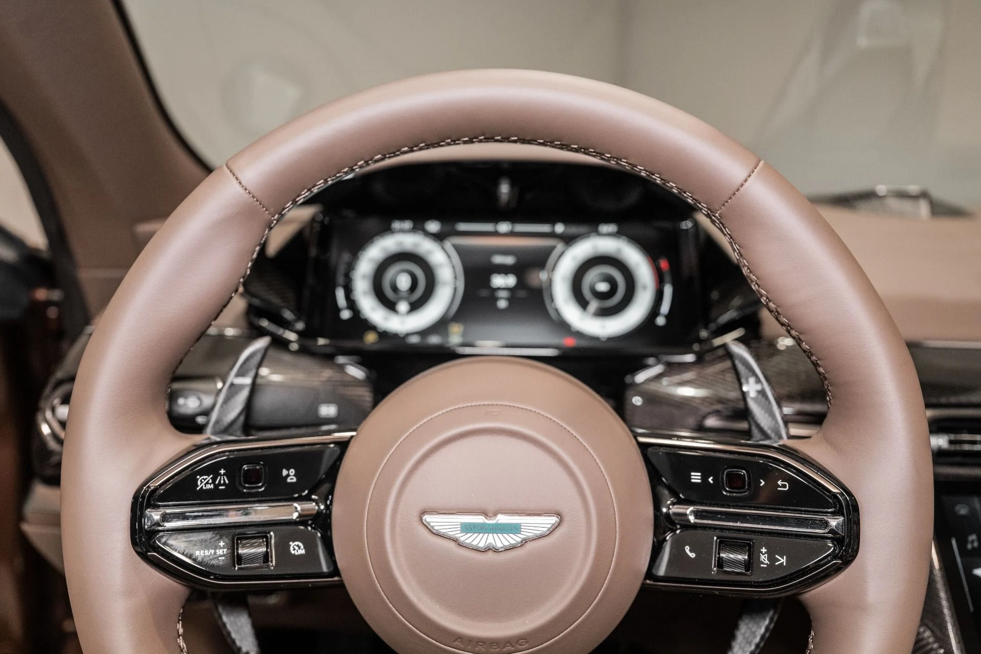 mph010_291522158_New_2026_Aston_Martin_Vanquish_Volante_1783526001_3239a0388b