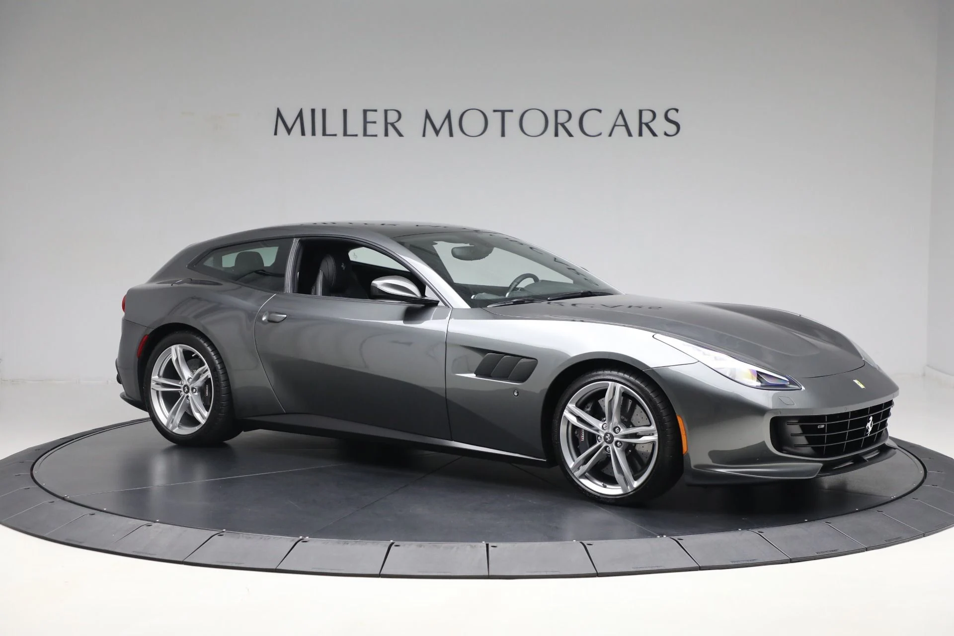 mph010_2915381289_Used_2019_Ferrari_GTC_4_Lusso_1731632886_fdfcdf59d8