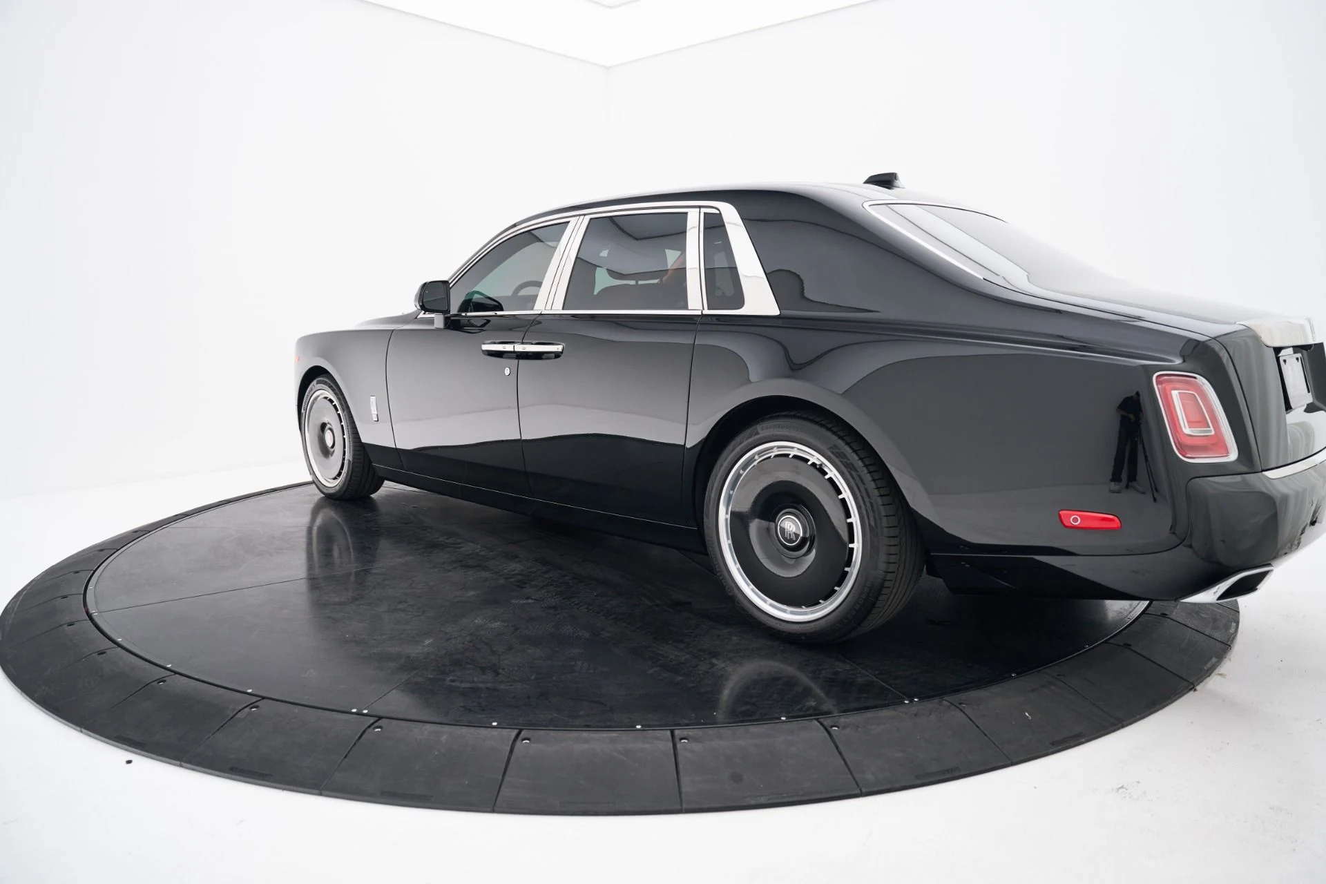 mph010_292078108_Used_2026_Rolls_Royce_Phantom_Base_1792609403_6982614b0f