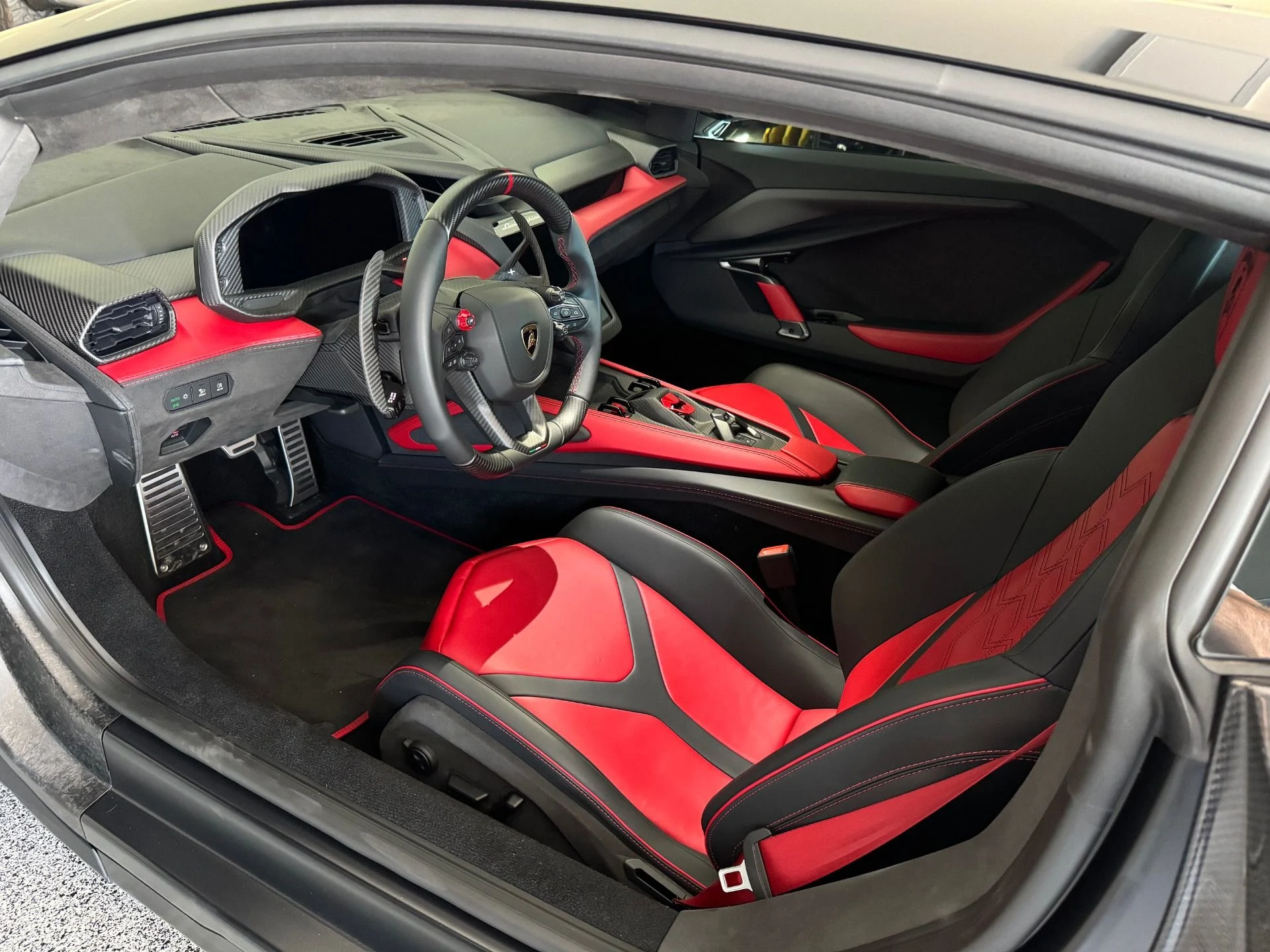 mph010_2927888897_Used_2024_Lamborghini_Revuelto_1760653409_4695271123