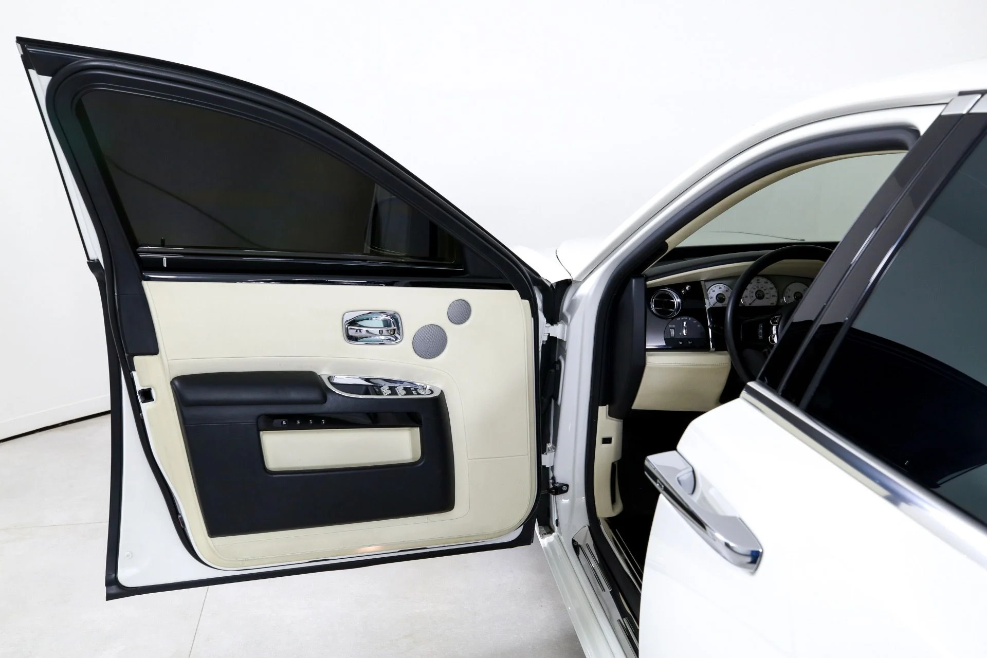 mph010_2929608108_Used_2012_Rolls_Royce_Ghost_1754583804_1384d5499d
