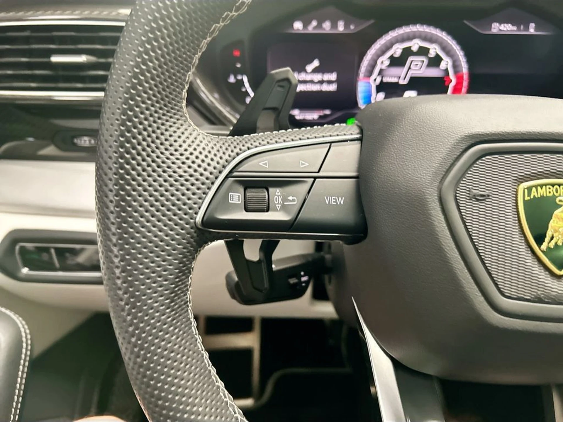 mph010_2959335363_used_2020_lamborghini_urus_awd_8119_23020577_11_1024_0124a3f98b