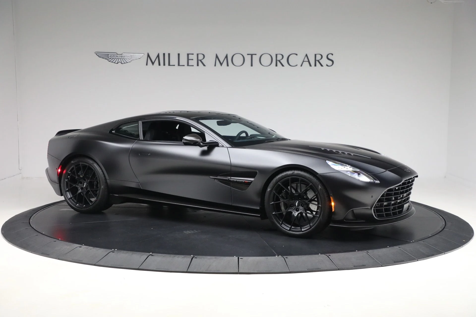 mph010_2960446295_Used_2025_Aston_Martin_Vanquish_5b5eb9ddd4
