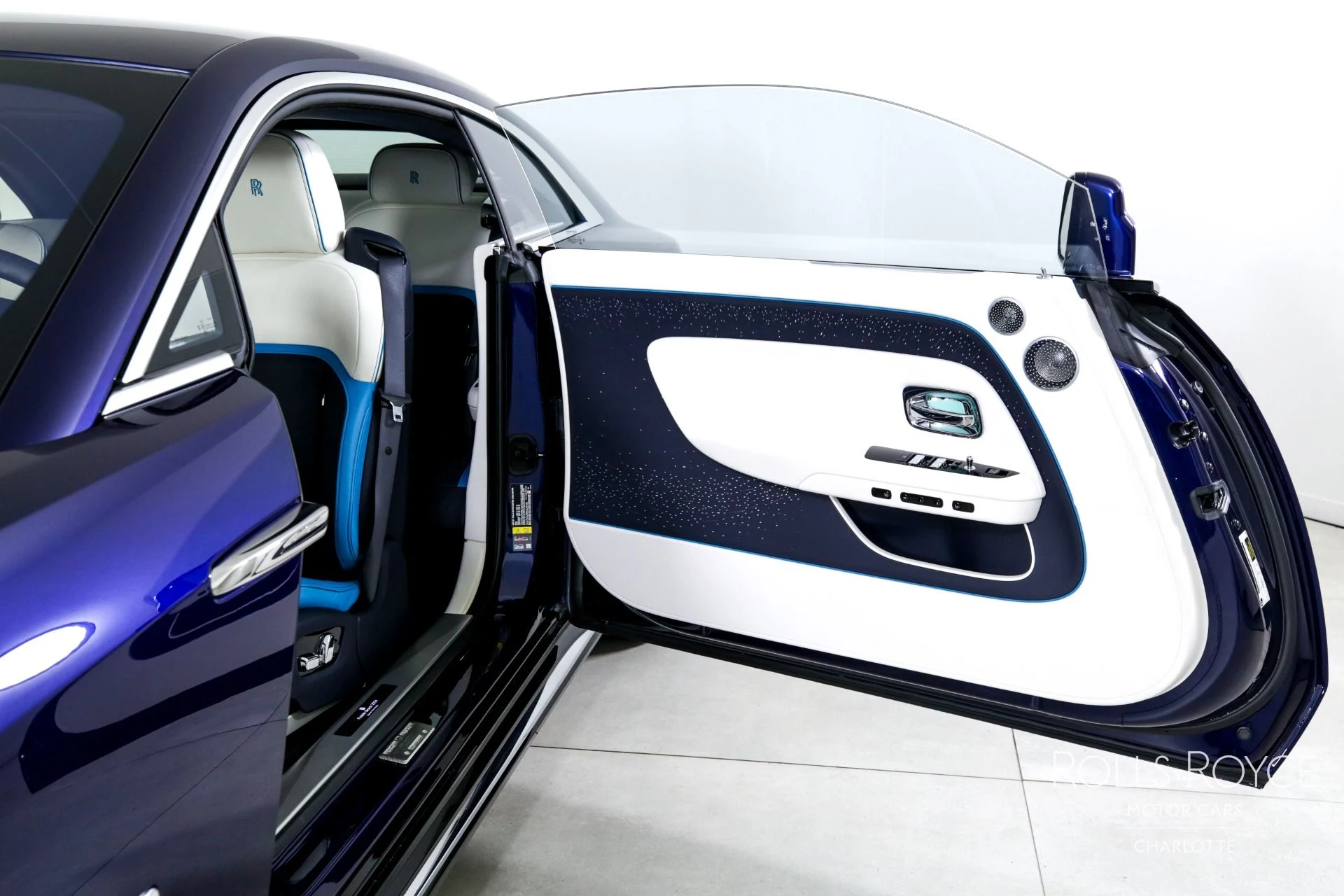 mph010_2960789978_Used_2024_Rolls_Royce_Spectre_1738087182_beabd2ddae