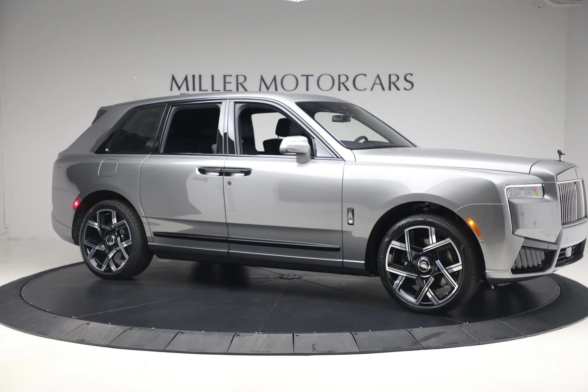 mph010_2963099266_New_2027_Rolls_Royce_Black_Badge_Cullinan_3732328dab