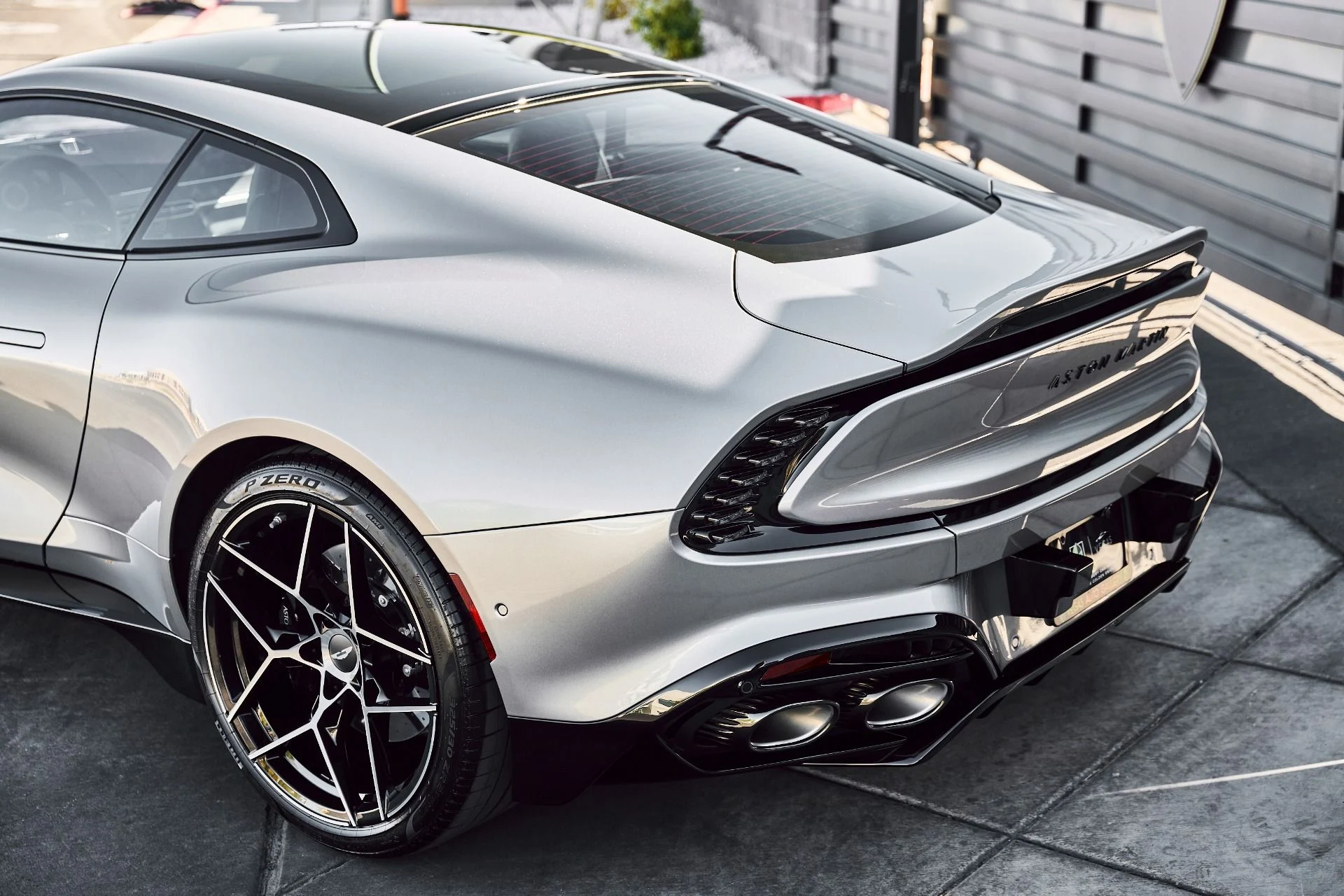 mph010_2963328663_Used_2025_Aston_Martin_Vanquish_V12_1786045788_82d5ef9bf1