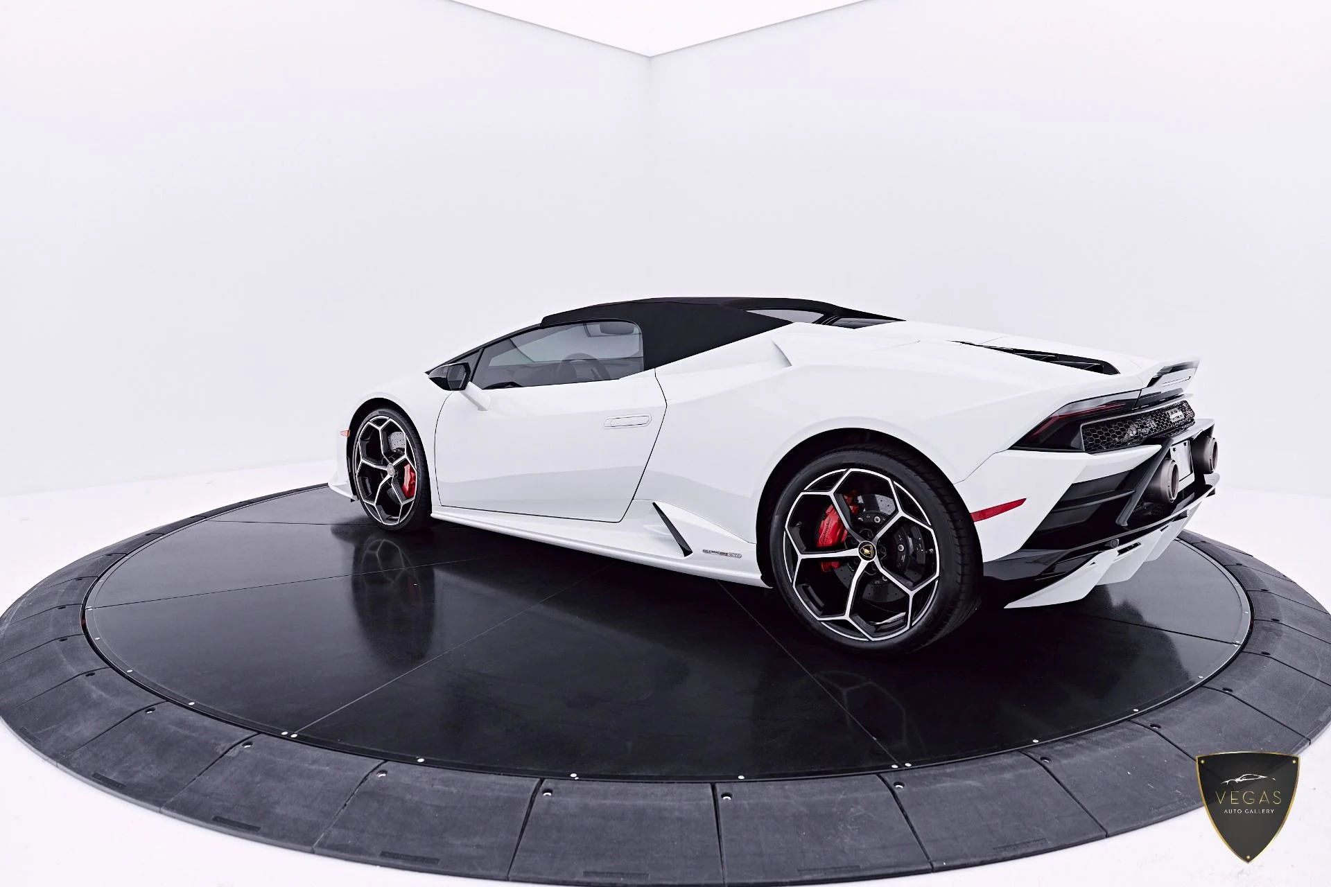 mph010_2965009630_Used_2020_Lamborghini_Huracan_EVO_Base_1782523325_bedd7d588e