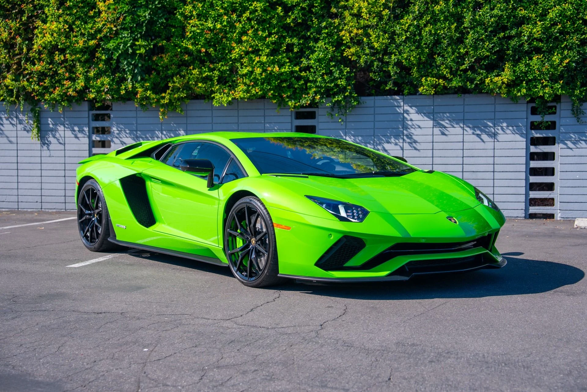 mph010_2969968778_Used_2018_Lamborghini_Aventador_LP_740_4_S_1762289338_9473bc43d8